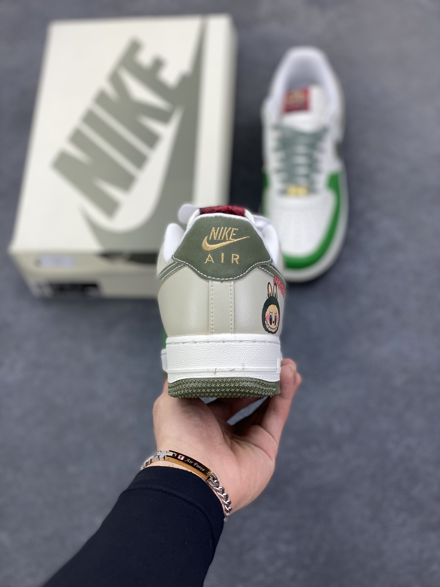 图片[4]-【定制球鞋】纯手工绘画Nike Air Force 1 空军一号 手绘 涂鸦 拉布布 潮流 耐磨 低帮 板鞋 男女同款 白黑色折边针车 工艺难度大 原楦头原纸板 原装鞋盒 定制五金配件 内置全掌气垫 原厂鞋底 货号：FV5979-130 尺码：36 36.5 37.5 38 38.5 39 40 40.5 41 42 42.5 43 44 44.5 45\”},\”album\”：{\”autoIncreasePriceConfig\”：{\”isHaveConfig\”：false},\”desc\”：\”-选品中心