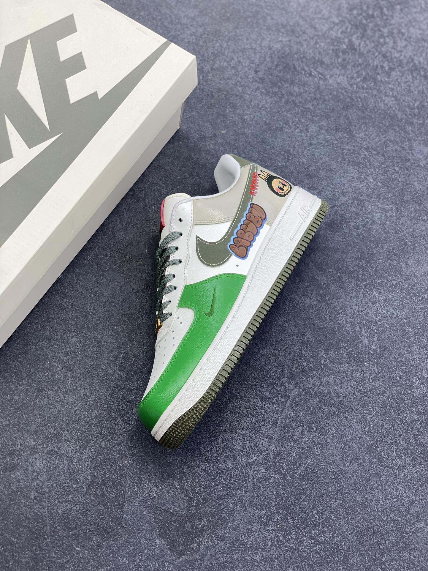 图片[7]-【定制球鞋】纯手工绘画Nike Air Force 1 空军一号 手绘 涂鸦 拉布布 潮流 耐磨 低帮 板鞋 男女同款 白黑色折边针车 工艺难度大 原楦头原纸板 原装鞋盒 定制五金配件 内置全掌气垫 原厂鞋底 货号：FV5979-130 尺码：36 36.5 37.5 38 38.5 39 40 40.5 41 42 42.5 43 44 44.5 45\”},\”album\”：{\”autoIncreasePriceConfig\”：{\”isHaveConfig\”：false},\”desc\”：\”-选品中心