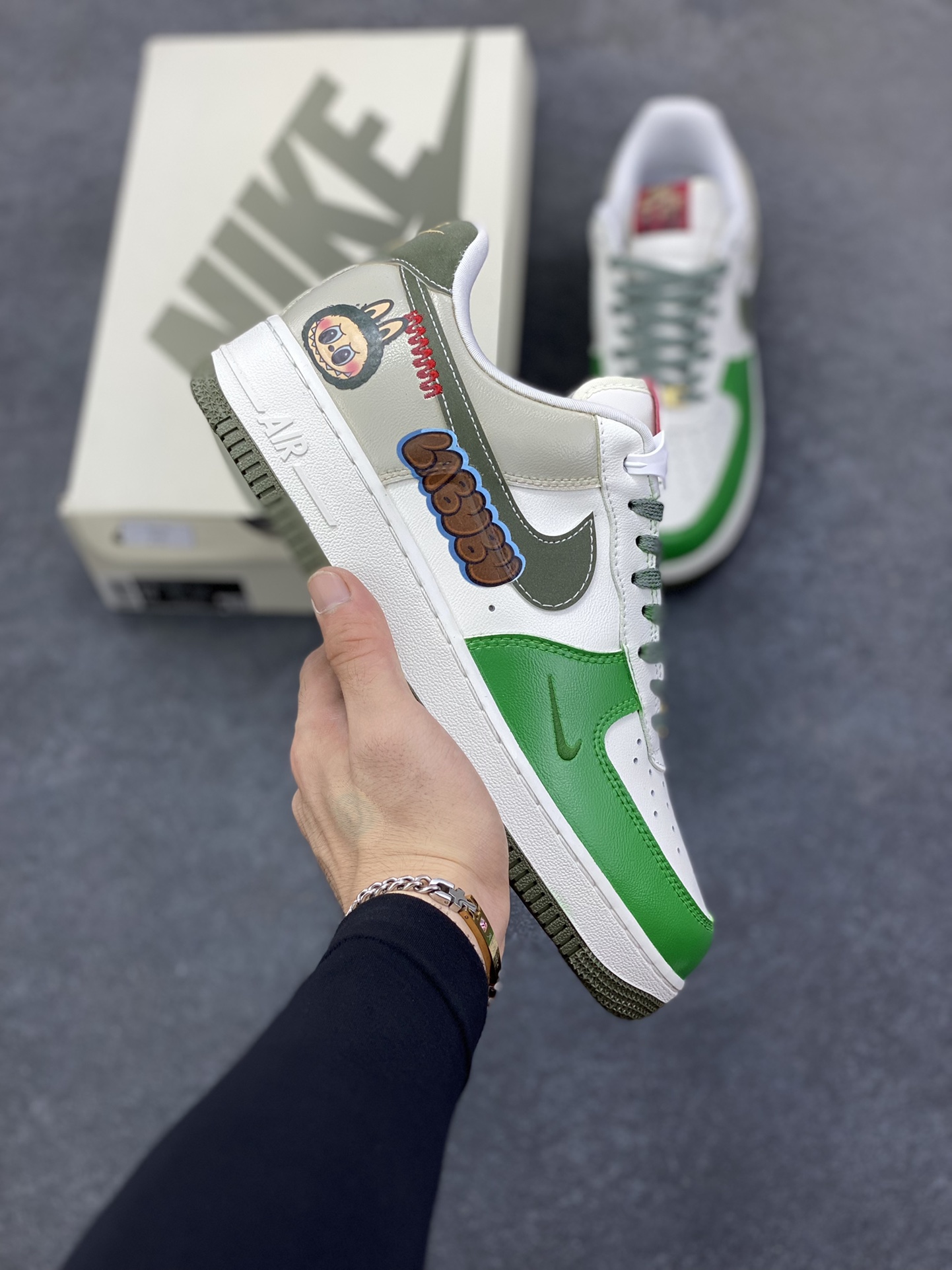 【定制球鞋】纯手工绘画Nike Air Force 1 空军一号 手绘 涂鸦 拉布布 潮流 耐磨 低帮 板鞋 男女同款 白黑色折边针车 工艺难度大 原楦头原纸板 原装鞋盒 定制五金配件 内置全掌气垫 原厂鞋底 货号：FV5979-130 尺码：36 36.5 37.5 38 38.5 39 40 40.5 41 42 42.5 43 44 44.5 45\”},\”album\”：{\”autoIncreasePriceConfig\”：{\”isHaveConfig\”：false},\”desc\”：\”-选品中心