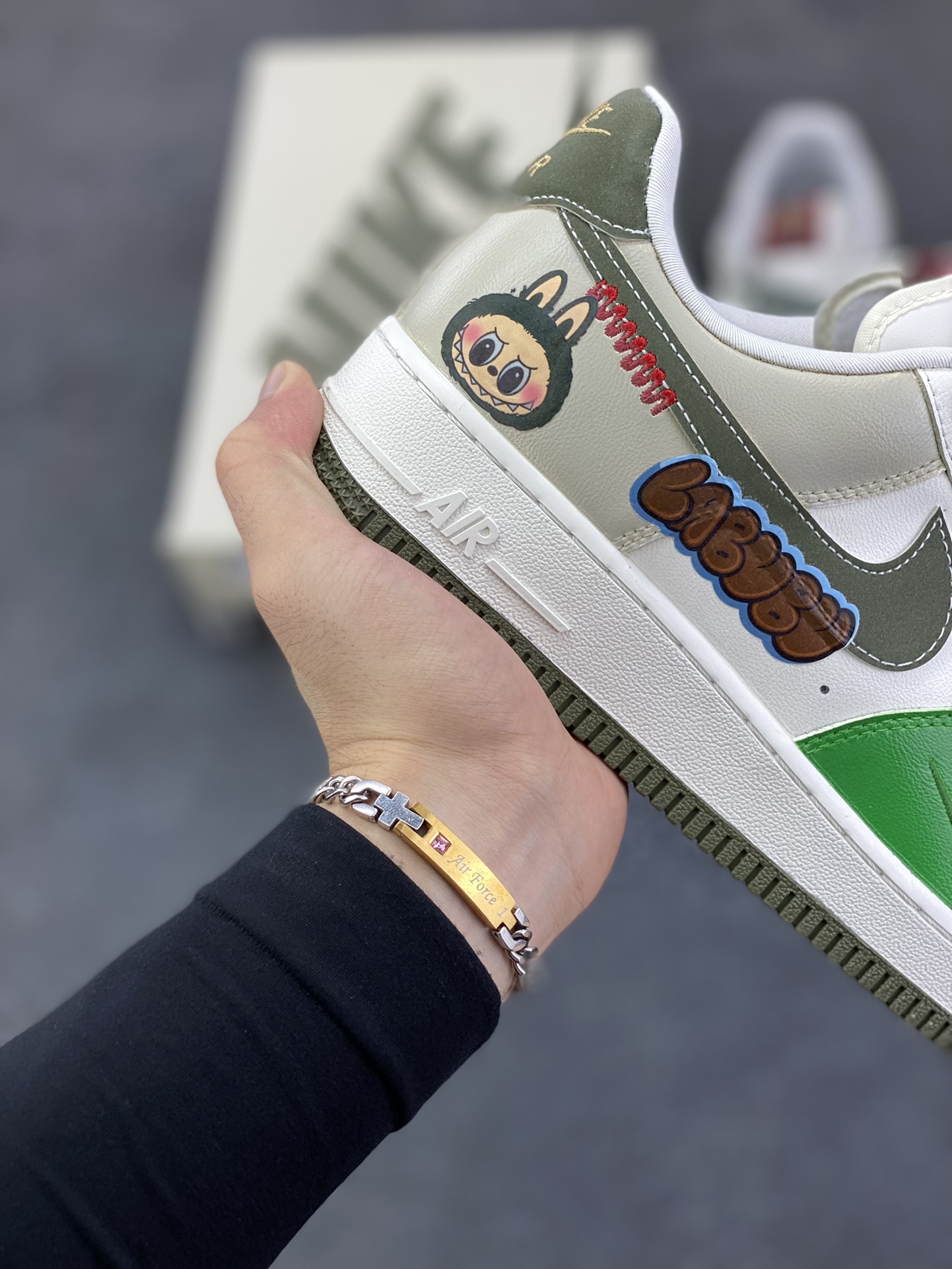 图片[6]-【定制球鞋】纯手工绘画Nike Air Force 1 空军一号 手绘 涂鸦 拉布布 潮流 耐磨 低帮 板鞋 男女同款 白黑色折边针车 工艺难度大 原楦头原纸板 原装鞋盒 定制五金配件 内置全掌气垫 原厂鞋底 货号：FV5979-130 尺码：36 36.5 37.5 38 38.5 39 40 40.5 41 42 42.5 43 44 44.5 45\”},\”album\”：{\”autoIncreasePriceConfig\”：{\”isHaveConfig\”：false},\”desc\”：\”-选品中心