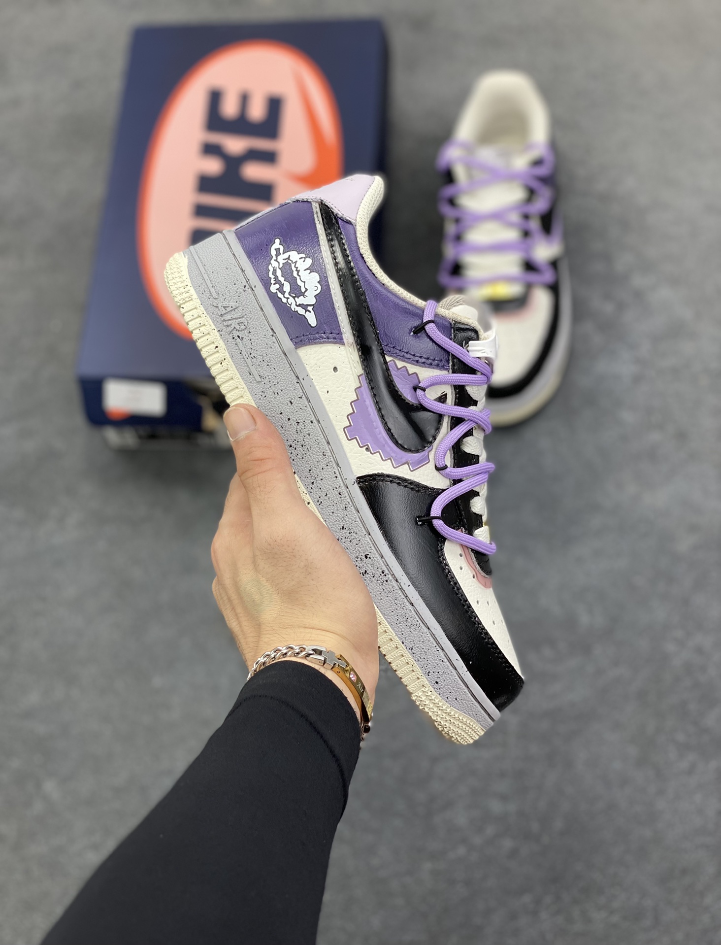 手绘涂鸦“像素云踪”Nike Air Force 1 “Pixel cloud tracking”空军一号定制板鞋 “像素云踪” 的设计灵感巧妙融合了复古与梦幻元素。鞋身之上，像素风格的图案犹如时光的密码，带着我们穿梭回那个充满趣味与探索精神的像素游戏时代，柔和的紫色、沉稳的黑色以及纯净的白色相互交织，营造出一种既和谐又富有层次感的视觉效果 货号：CJ0304-106 尺码：36 36.5 37.5 38 38.5 39 40 40.5 41 42 42.5 43 44 44.5 45-选品中心
