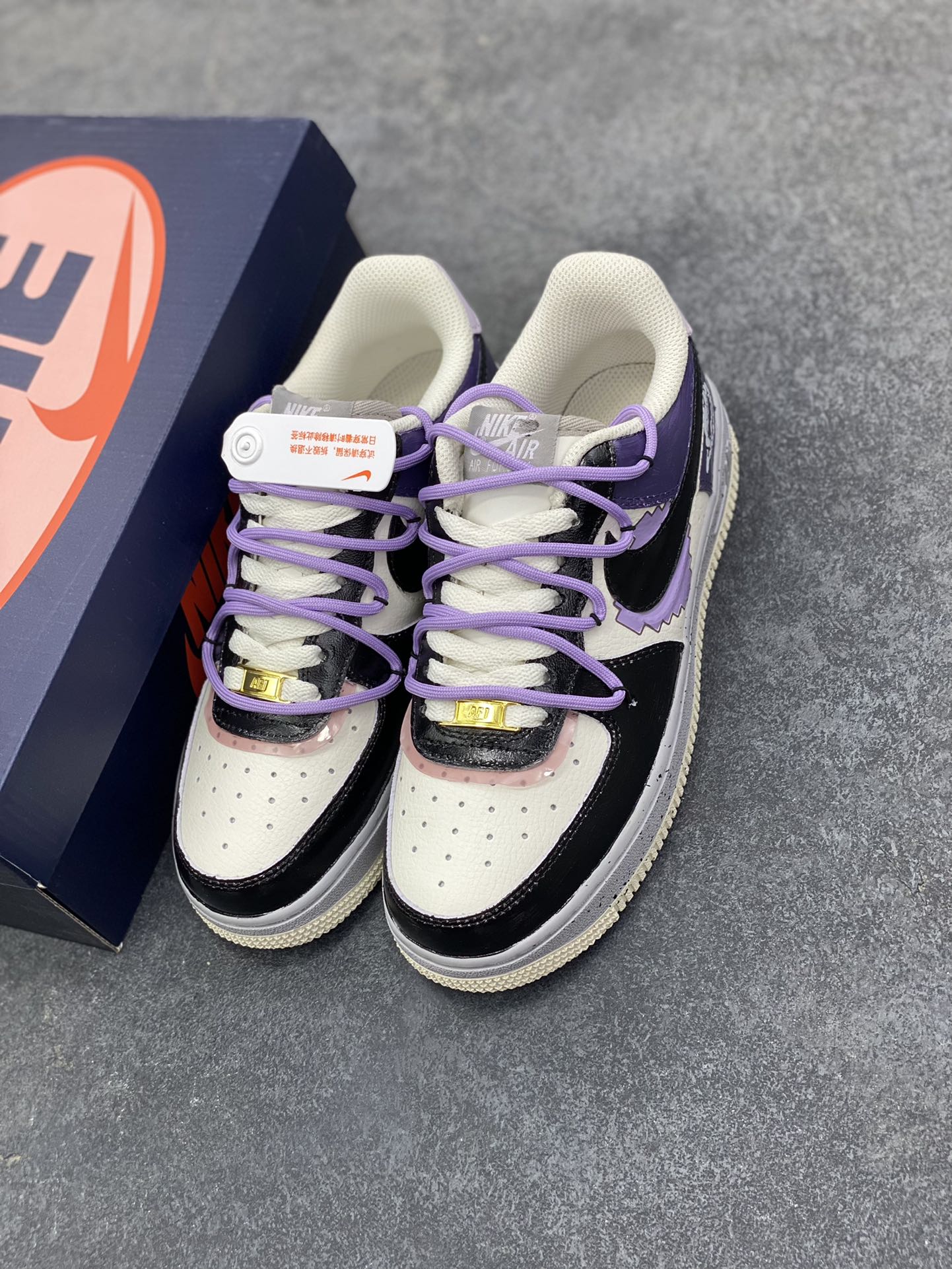 图片[8]-手绘涂鸦“像素云踪”Nike Air Force 1 “Pixel cloud tracking”空军一号定制板鞋 “像素云踪” 的设计灵感巧妙融合了复古与梦幻元素。鞋身之上，像素风格的图案犹如时光的密码，带着我们穿梭回那个充满趣味与探索精神的像素游戏时代，柔和的紫色、沉稳的黑色以及纯净的白色相互交织，营造出一种既和谐又富有层次感的视觉效果 货号：CJ0304-106 尺码：36 36.5 37.5 38 38.5 39 40 40.5 41 42 42.5 43 44 44.5 45-选品中心