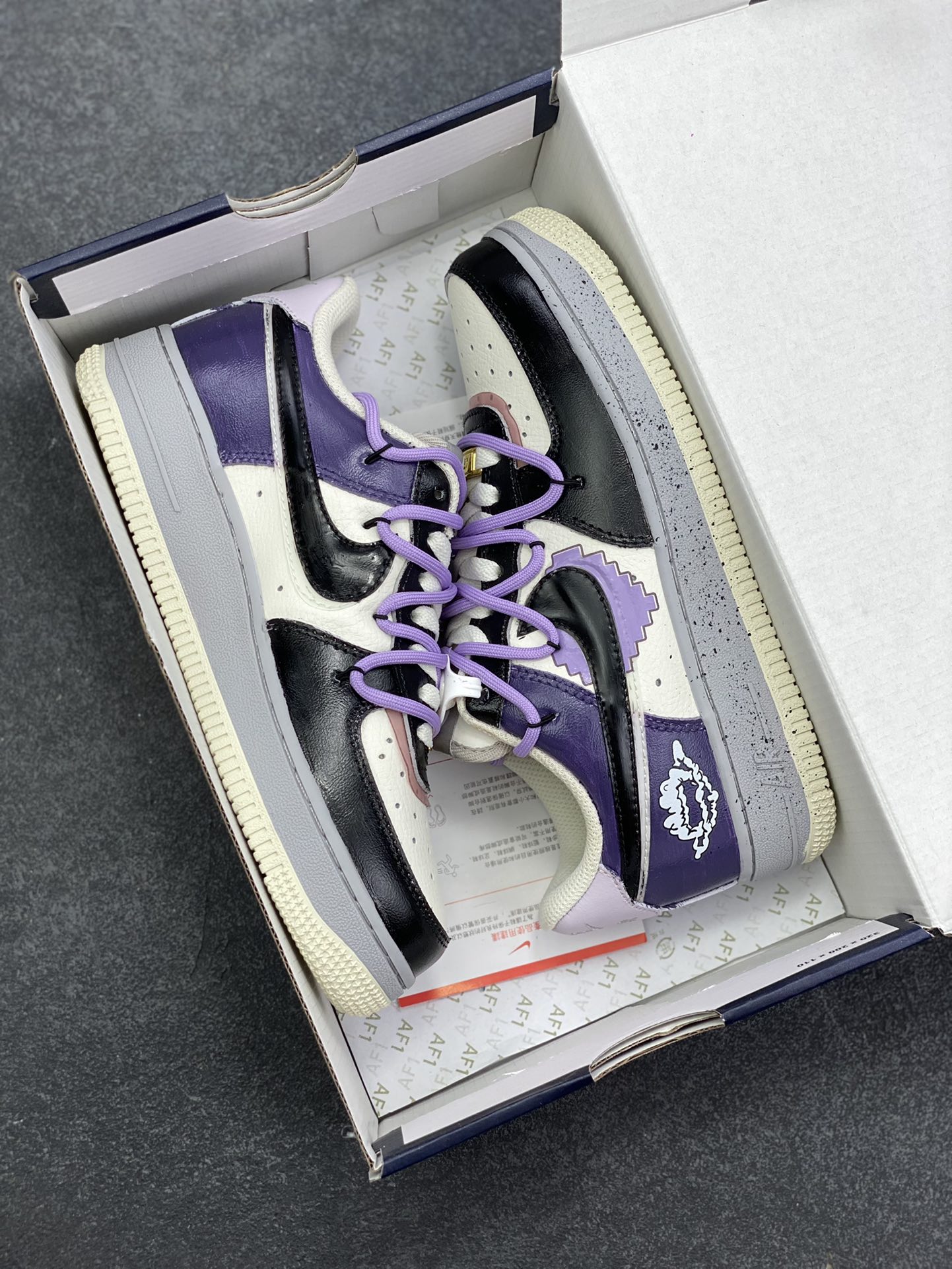 图片[9]-手绘涂鸦“像素云踪”Nike Air Force 1 “Pixel cloud tracking”空军一号定制板鞋 “像素云踪” 的设计灵感巧妙融合了复古与梦幻元素。鞋身之上，像素风格的图案犹如时光的密码，带着我们穿梭回那个充满趣味与探索精神的像素游戏时代，柔和的紫色、沉稳的黑色以及纯净的白色相互交织，营造出一种既和谐又富有层次感的视觉效果 货号：CJ0304-106 尺码：36 36.5 37.5 38 38.5 39 40 40.5 41 42 42.5 43 44 44.5 45-选品中心