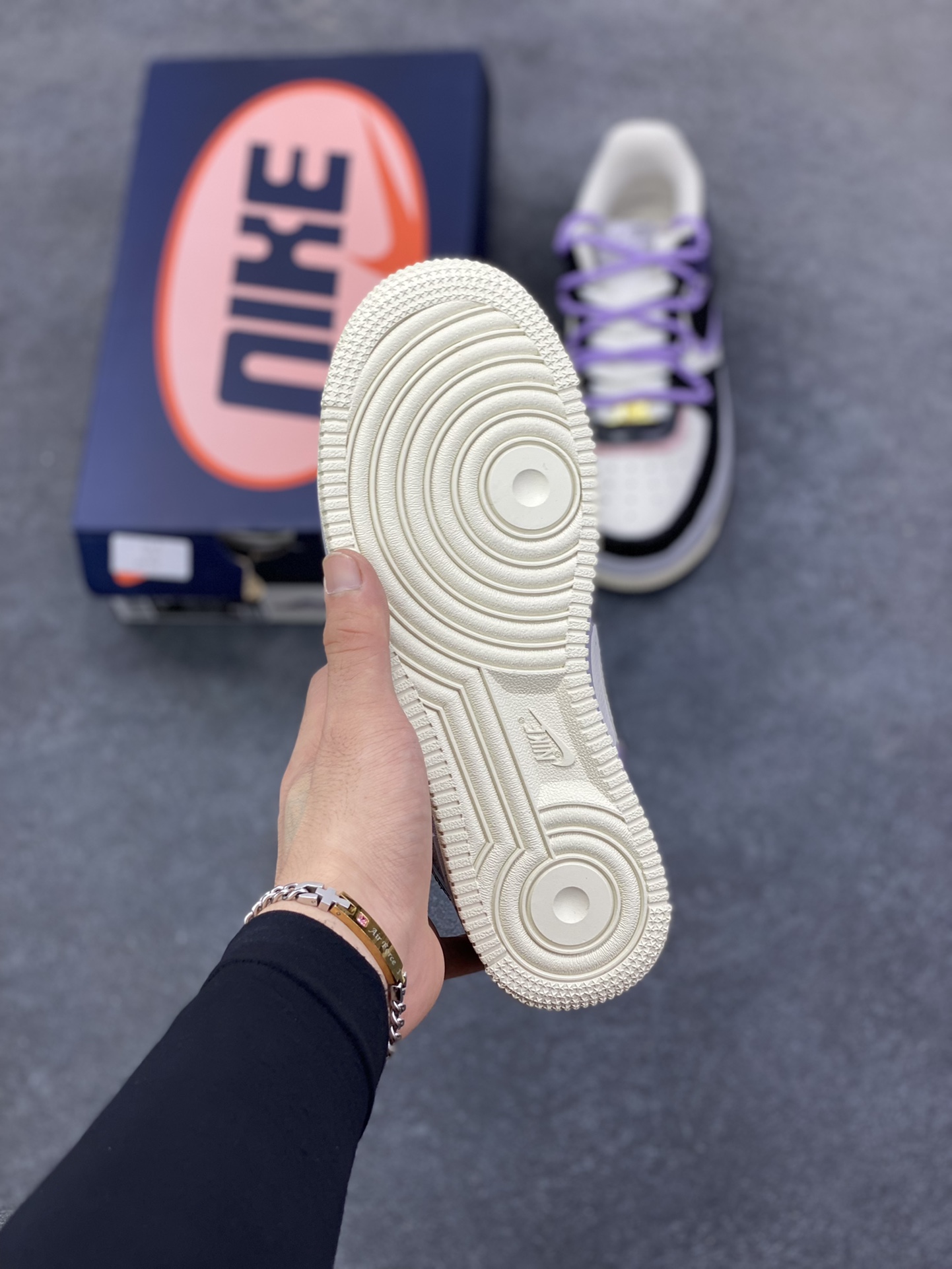 图片[5]-手绘涂鸦“像素云踪”Nike Air Force 1 “Pixel cloud tracking”空军一号定制板鞋 “像素云踪” 的设计灵感巧妙融合了复古与梦幻元素。鞋身之上，像素风格的图案犹如时光的密码，带着我们穿梭回那个充满趣味与探索精神的像素游戏时代，柔和的紫色、沉稳的黑色以及纯净的白色相互交织，营造出一种既和谐又富有层次感的视觉效果 货号：CJ0304-106 尺码：36 36.5 37.5 38 38.5 39 40 40.5 41 42 42.5 43 44 44.5 45-选品中心