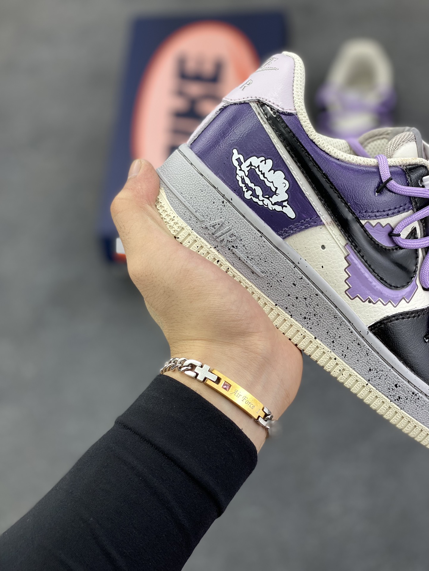 图片[6]-手绘涂鸦“像素云踪”Nike Air Force 1 “Pixel cloud tracking”空军一号定制板鞋 “像素云踪” 的设计灵感巧妙融合了复古与梦幻元素。鞋身之上，像素风格的图案犹如时光的密码，带着我们穿梭回那个充满趣味与探索精神的像素游戏时代，柔和的紫色、沉稳的黑色以及纯净的白色相互交织，营造出一种既和谐又富有层次感的视觉效果 货号：CJ0304-106 尺码：36 36.5 37.5 38 38.5 39 40 40.5 41 42 42.5 43 44 44.5 45-选品中心