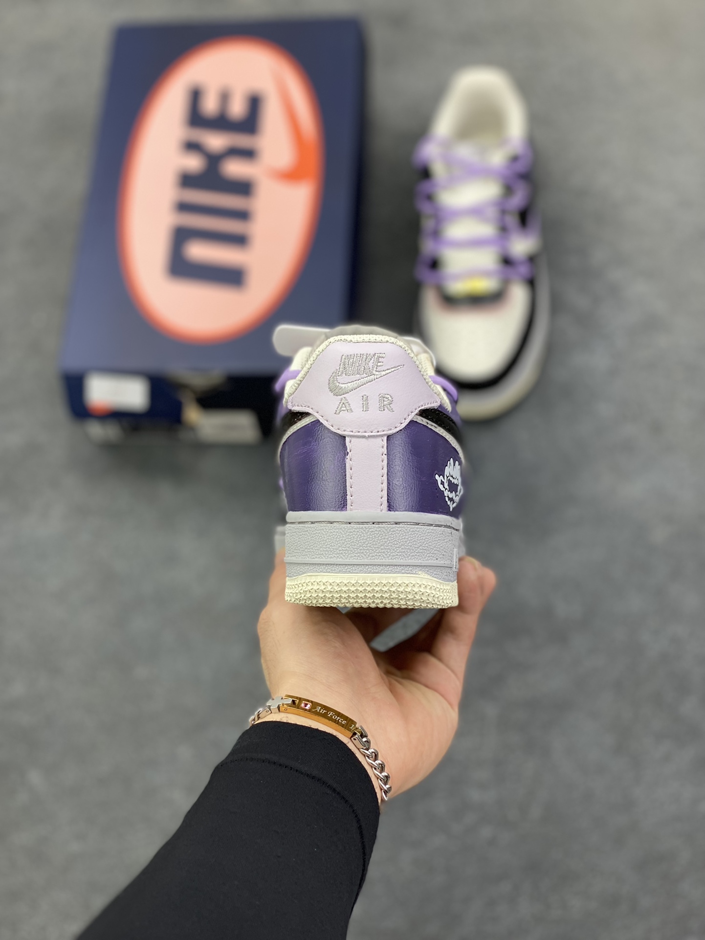 图片[4]-手绘涂鸦“像素云踪”Nike Air Force 1 “Pixel cloud tracking”空军一号定制板鞋 “像素云踪” 的设计灵感巧妙融合了复古与梦幻元素。鞋身之上，像素风格的图案犹如时光的密码，带着我们穿梭回那个充满趣味与探索精神的像素游戏时代，柔和的紫色、沉稳的黑色以及纯净的白色相互交织，营造出一种既和谐又富有层次感的视觉效果 货号：CJ0304-106 尺码：36 36.5 37.5 38 38.5 39 40 40.5 41 42 42.5 43 44 44.5 45-选品中心