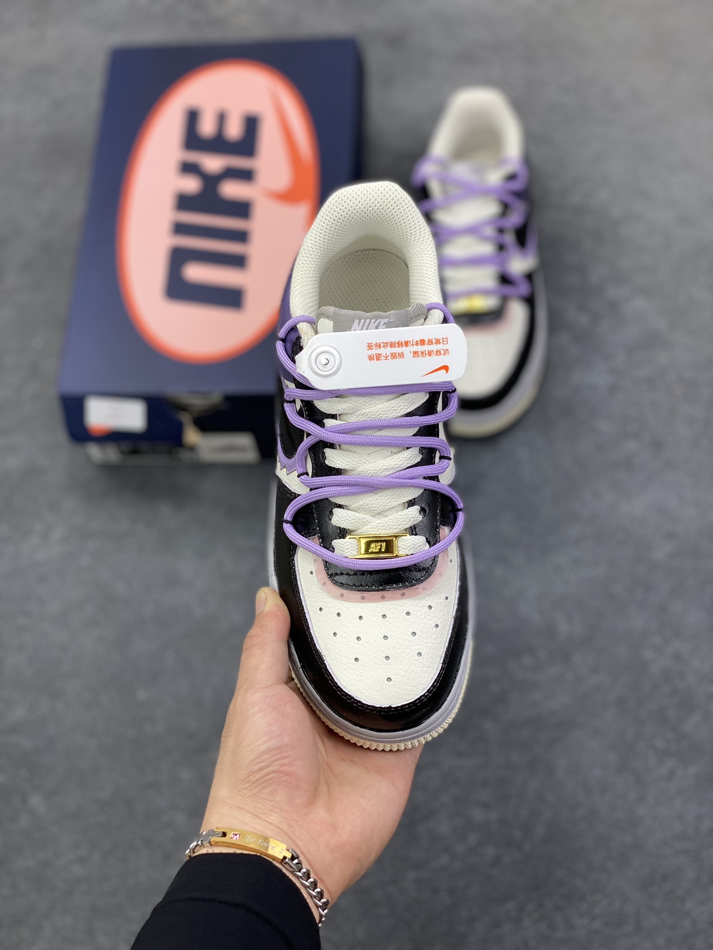 图片[2]-手绘涂鸦“像素云踪”Nike Air Force 1 “Pixel cloud tracking”空军一号定制板鞋 “像素云踪” 的设计灵感巧妙融合了复古与梦幻元素。鞋身之上，像素风格的图案犹如时光的密码，带着我们穿梭回那个充满趣味与探索精神的像素游戏时代，柔和的紫色、沉稳的黑色以及纯净的白色相互交织，营造出一种既和谐又富有层次感的视觉效果 货号：CJ0304-106 尺码：36 36.5 37.5 38 38.5 39 40 40.5 41 42 42.5 43 44 44.5 45-选品中心