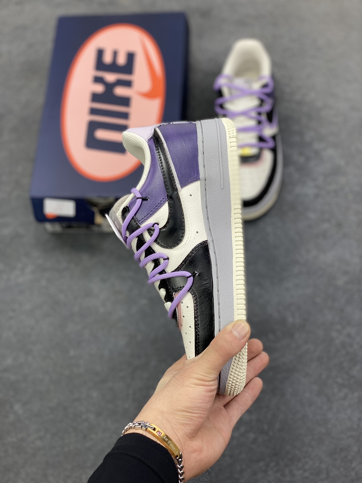 图片[3]-手绘涂鸦“像素云踪”Nike Air Force 1 “Pixel cloud tracking”空军一号定制板鞋 “像素云踪” 的设计灵感巧妙融合了复古与梦幻元素。鞋身之上，像素风格的图案犹如时光的密码，带着我们穿梭回那个充满趣味与探索精神的像素游戏时代，柔和的紫色、沉稳的黑色以及纯净的白色相互交织，营造出一种既和谐又富有层次感的视觉效果 货号：CJ0304-106 尺码：36 36.5 37.5 38 38.5 39 40 40.5 41 42 42.5 43 44 44.5 45-选品中心