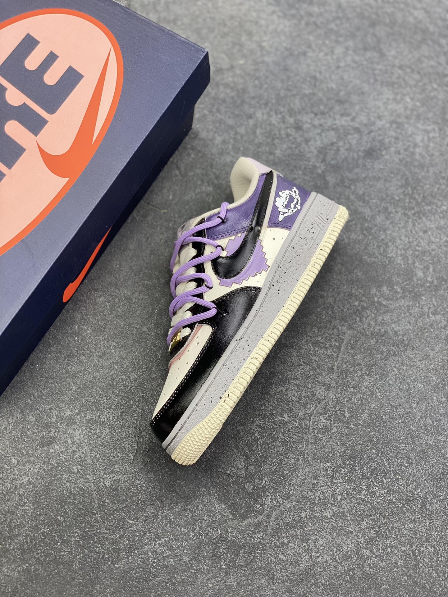 图片[7]-手绘涂鸦“像素云踪”Nike Air Force 1 “Pixel cloud tracking”空军一号定制板鞋 “像素云踪” 的设计灵感巧妙融合了复古与梦幻元素。鞋身之上，像素风格的图案犹如时光的密码，带着我们穿梭回那个充满趣味与探索精神的像素游戏时代，柔和的紫色、沉稳的黑色以及纯净的白色相互交织，营造出一种既和谐又富有层次感的视觉效果 货号：CJ0304-106 尺码：36 36.5 37.5 38 38.5 39 40 40.5 41 42 42.5 43 44 44.5 45-选品中心