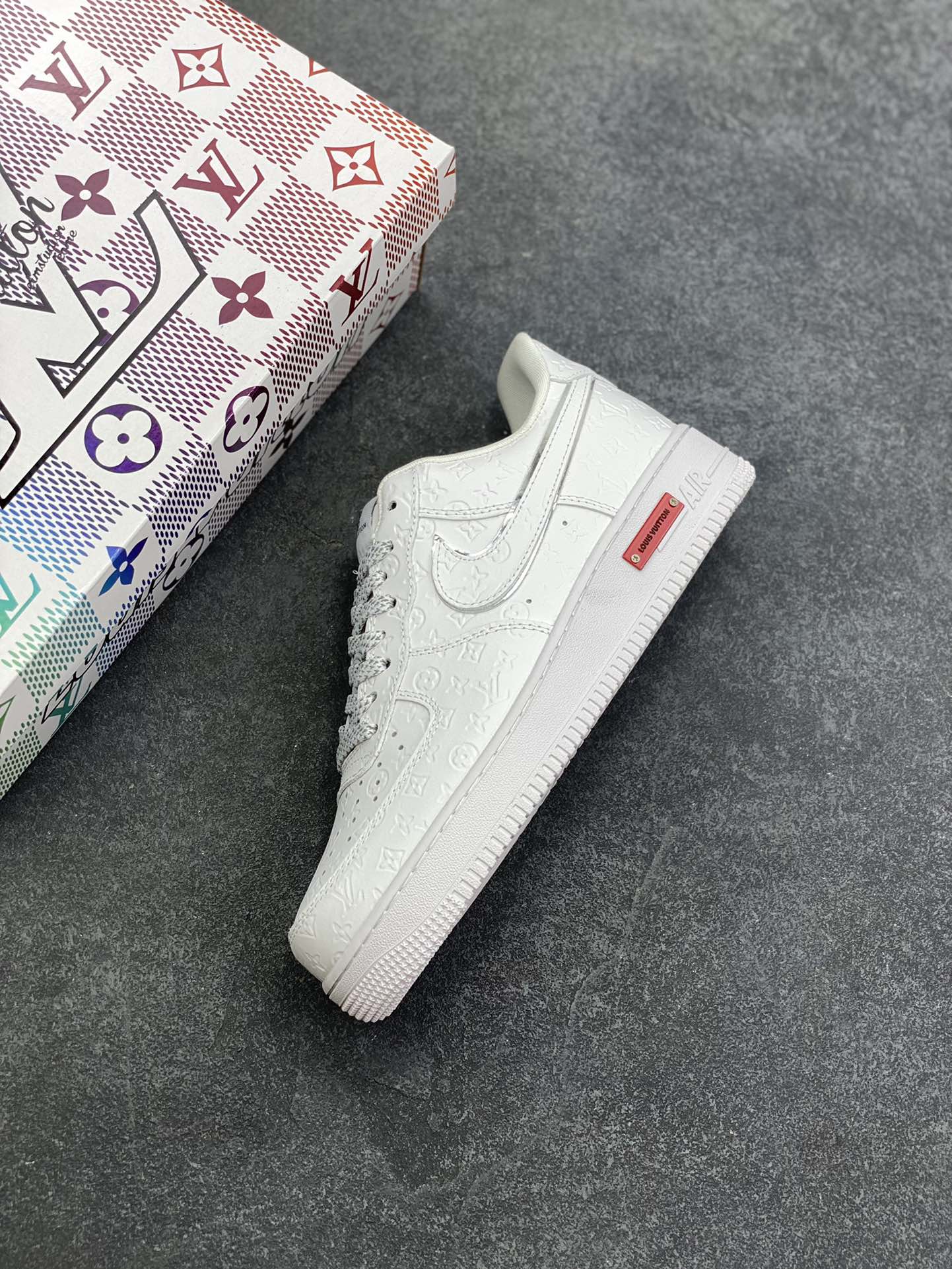 图片[7]-高端定制Nike Air Force 1 \’07 Low “路易威登LV联名— 纯白lv立体印花” 高端定制 低帮休闲板鞋 定制鞋盒 大厂纯原品质出货 超高清洁度 皮料切割干净无任何毛边 细节完美 货号：XL1979-110 尺码：36 36.5 37.5 38 38.5 39 40 40.5 41 42 42.5 43 44 44.5 45-选品中心