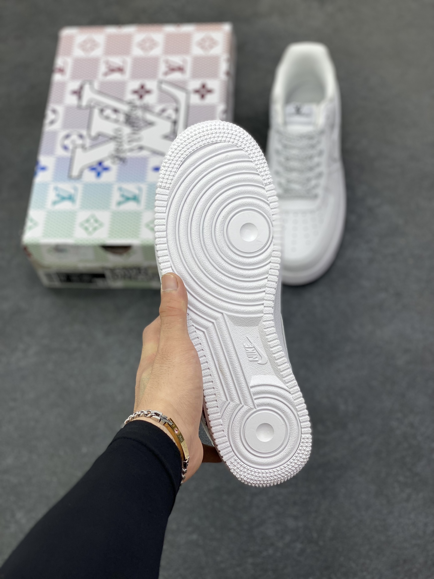 图片[5]-高端定制Nike Air Force 1 \’07 Low “路易威登LV联名— 纯白lv立体印花” 高端定制 低帮休闲板鞋 定制鞋盒 大厂纯原品质出货 超高清洁度 皮料切割干净无任何毛边 细节完美 货号：XL1979-110 尺码：36 36.5 37.5 38 38.5 39 40 40.5 41 42 42.5 43 44 44.5 45-选品中心