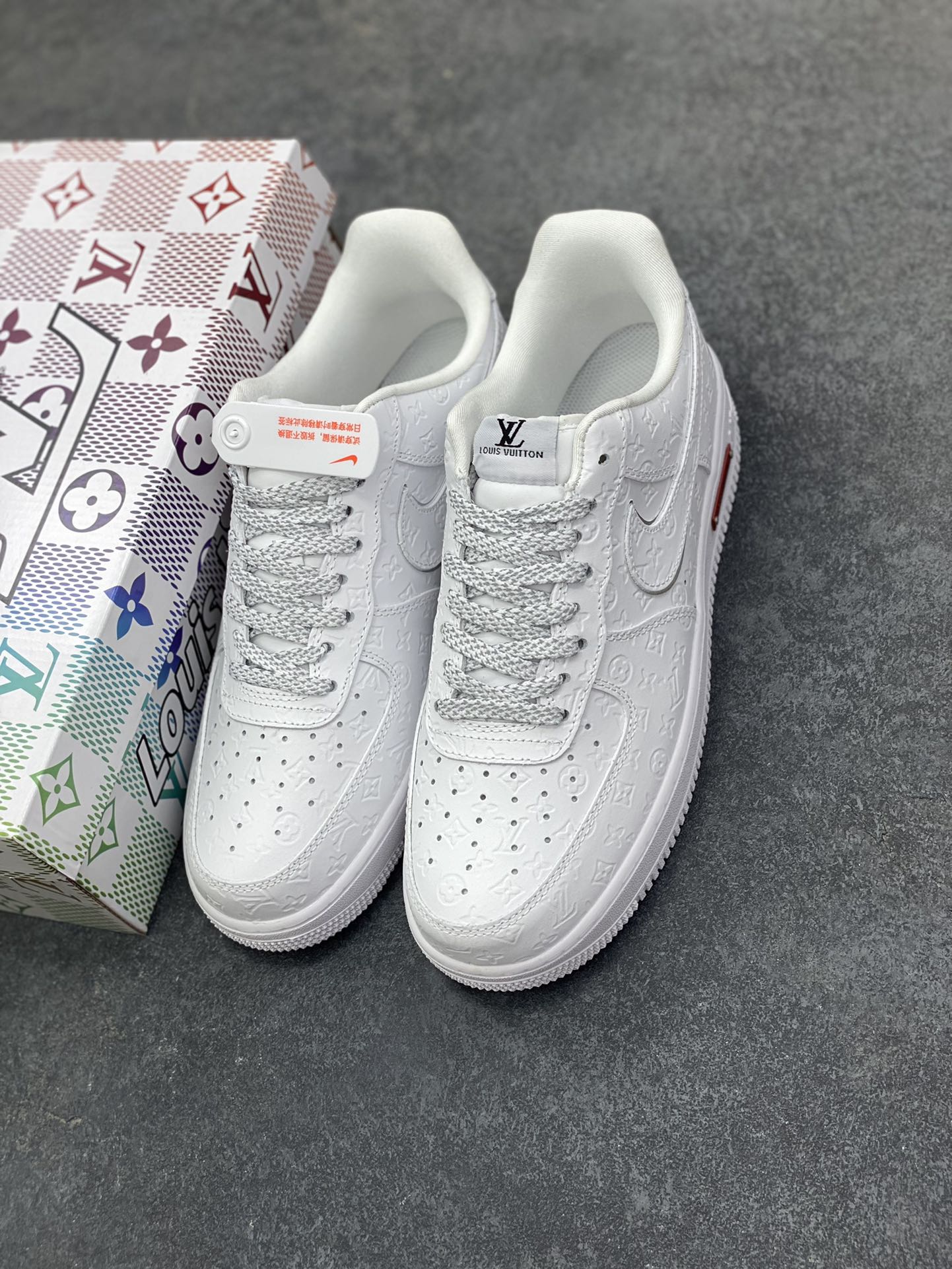 图片[8]-高端定制Nike Air Force 1 \’07 Low “路易威登LV联名— 纯白lv立体印花” 高端定制 低帮休闲板鞋 定制鞋盒 大厂纯原品质出货 超高清洁度 皮料切割干净无任何毛边 细节完美 货号：XL1979-110 尺码：36 36.5 37.5 38 38.5 39 40 40.5 41 42 42.5 43 44 44.5 45-选品中心