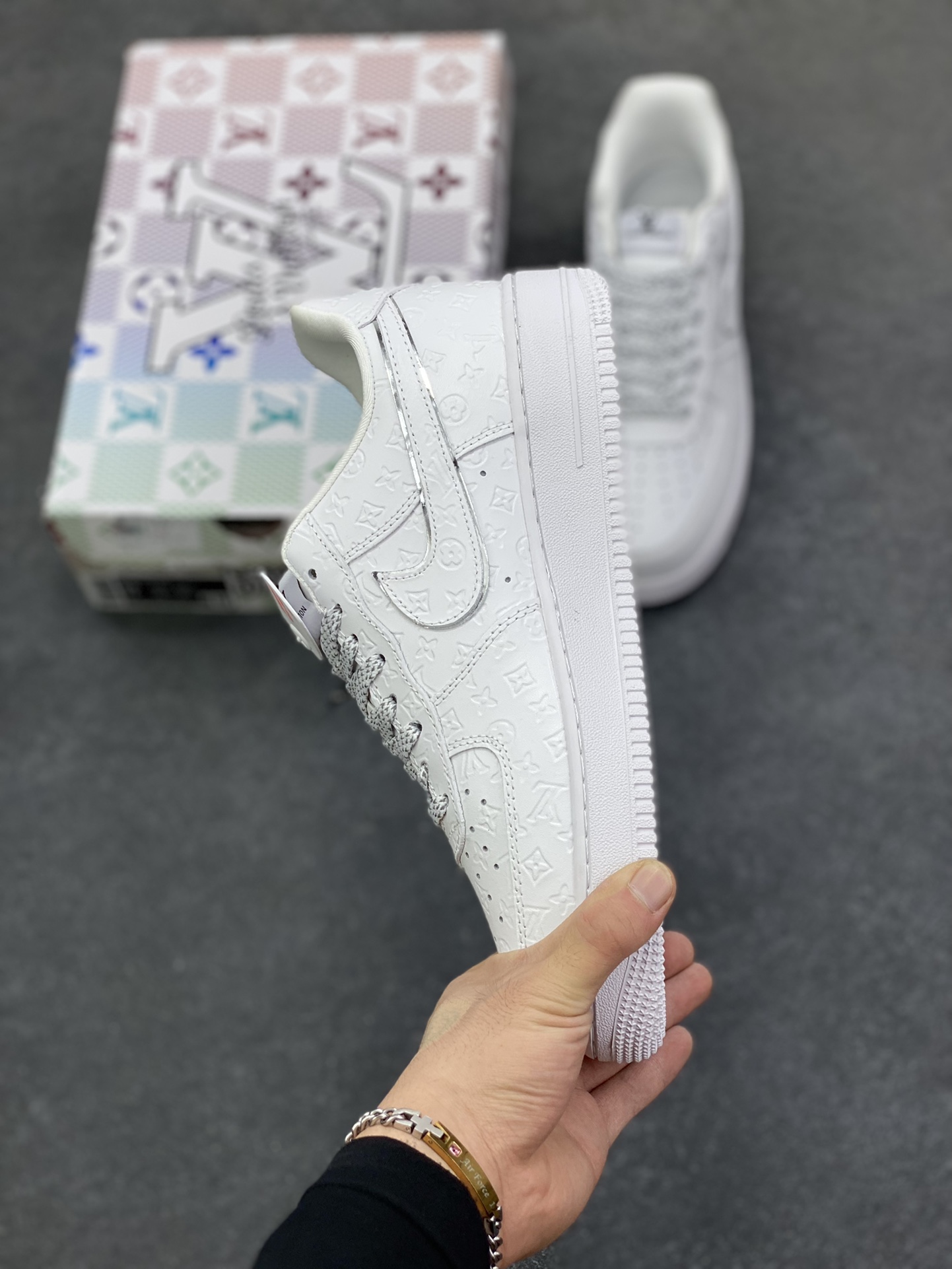 图片[3]-高端定制Nike Air Force 1 \’07 Low “路易威登LV联名— 纯白lv立体印花” 高端定制 低帮休闲板鞋 定制鞋盒 大厂纯原品质出货 超高清洁度 皮料切割干净无任何毛边 细节完美 货号：XL1979-110 尺码：36 36.5 37.5 38 38.5 39 40 40.5 41 42 42.5 43 44 44.5 45-选品中心