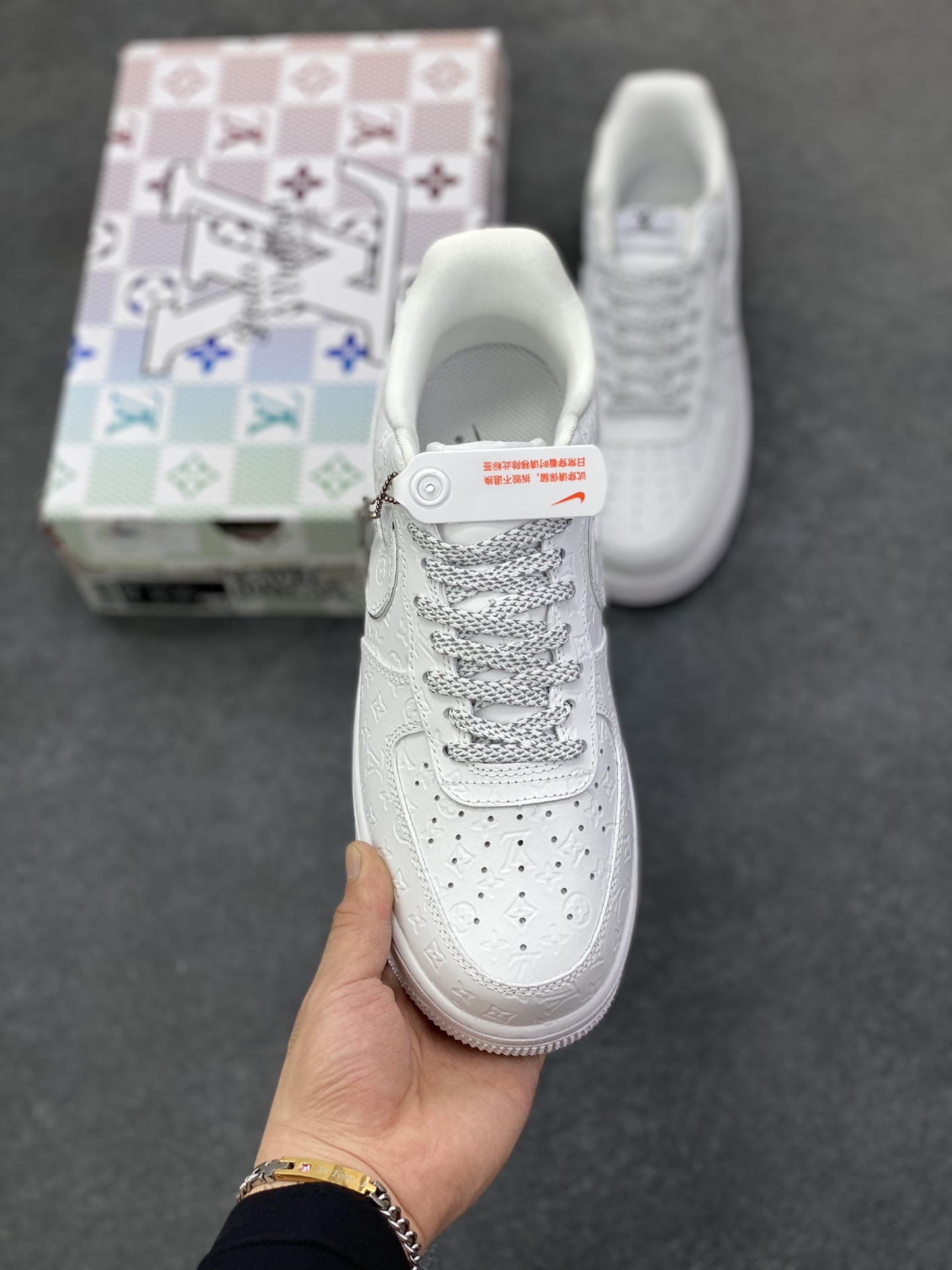 图片[2]-高端定制Nike Air Force 1 \’07 Low “路易威登LV联名— 纯白lv立体印花” 高端定制 低帮休闲板鞋 定制鞋盒 大厂纯原品质出货 超高清洁度 皮料切割干净无任何毛边 细节完美 货号：XL1979-110 尺码：36 36.5 37.5 38 38.5 39 40 40.5 41 42 42.5 43 44 44.5 45-选品中心