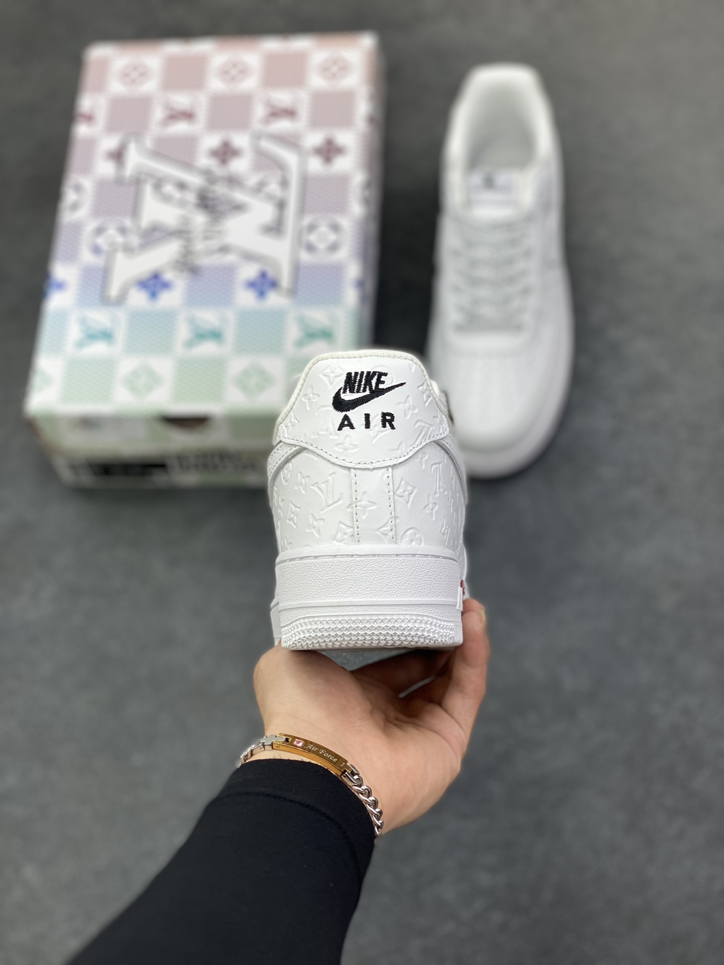 图片[4]-高端定制Nike Air Force 1 \’07 Low “路易威登LV联名— 纯白lv立体印花” 高端定制 低帮休闲板鞋 定制鞋盒 大厂纯原品质出货 超高清洁度 皮料切割干净无任何毛边 细节完美 货号：XL1979-110 尺码：36 36.5 37.5 38 38.5 39 40 40.5 41 42 42.5 43 44 44.5 45-选品中心