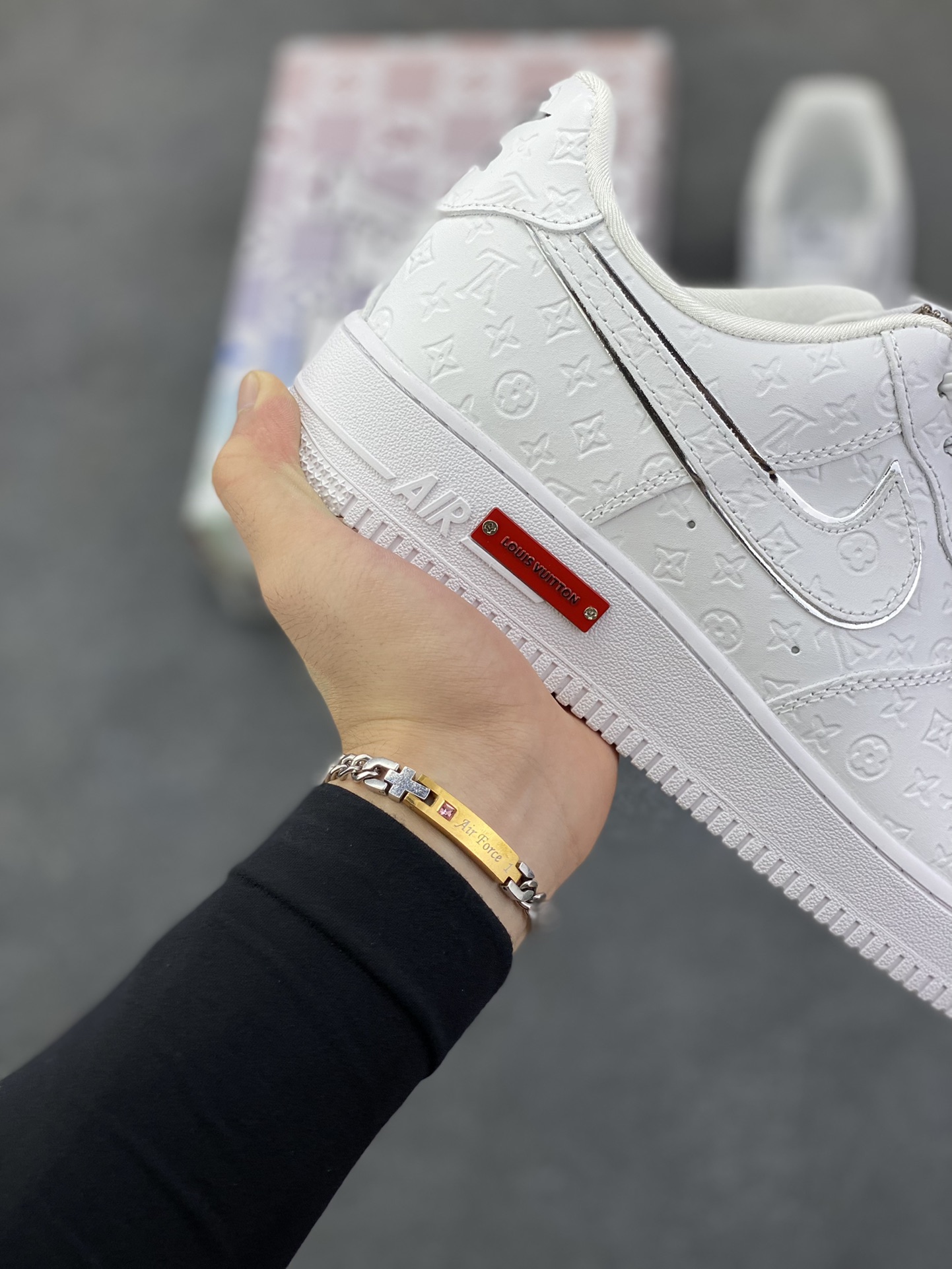 图片[6]-高端定制Nike Air Force 1 \’07 Low “路易威登LV联名— 纯白lv立体印花” 高端定制 低帮休闲板鞋 定制鞋盒 大厂纯原品质出货 超高清洁度 皮料切割干净无任何毛边 细节完美 货号：XL1979-110 尺码：36 36.5 37.5 38 38.5 39 40 40.5 41 42 42.5 43 44 44.5 45-选品中心