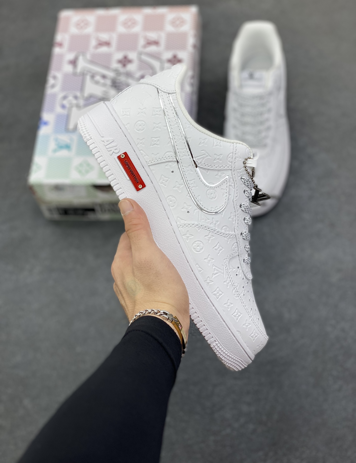 高端定制Nike Air Force 1 \'07 Low “路易威登LV联名--- 纯白lv立体印花” 高端定制 低帮休闲板鞋 定制鞋盒 大厂纯原品质出货 超高清洁度 皮料切割干净无任何毛边 细节完美 货号：XL1979-110 尺码：36 36.5 37.5 38 38.5 39 40 40.5 41 42 42.5 43 44 44.5 45-选品中心