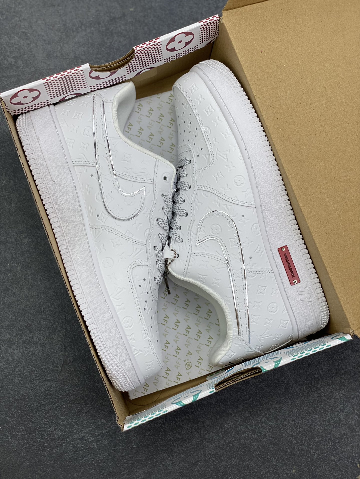 图片[9]-高端定制Nike Air Force 1 \’07 Low “路易威登LV联名— 纯白lv立体印花” 高端定制 低帮休闲板鞋 定制鞋盒 大厂纯原品质出货 超高清洁度 皮料切割干净无任何毛边 细节完美 货号：XL1979-110 尺码：36 36.5 37.5 38 38.5 39 40 40.5 41 42 42.5 43 44 44.5 45-选品中心