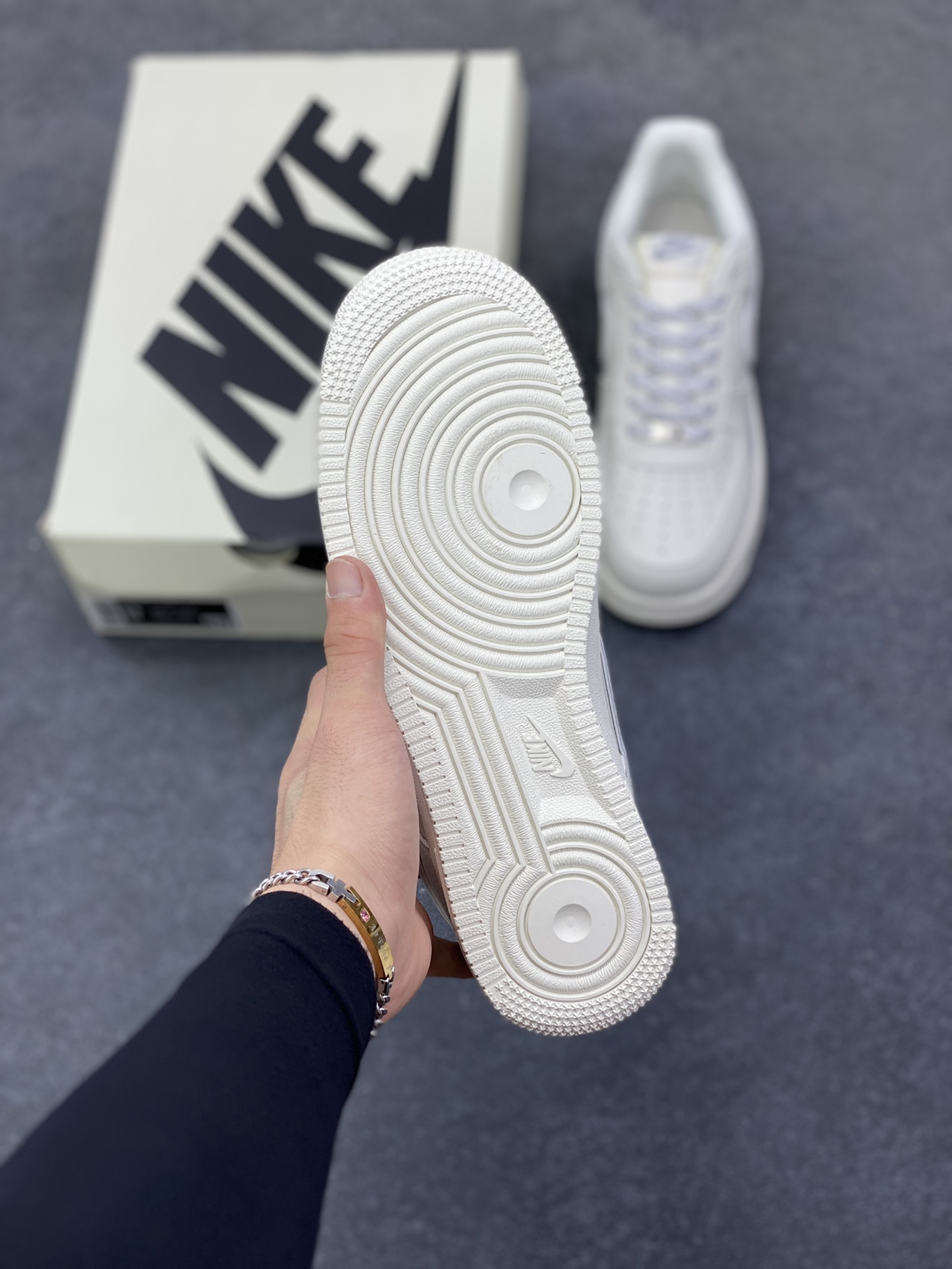 图片[5]-NIke Air Force 1 \’07 Low “斯图西联名——百搭米色”空军一号 低帮 运动鞋 休闲鞋 折边针车 工艺难度大 原楦头原纸板 原装鞋盒 定制五金配件 内置全掌气垫 原厂鞋底 货号：CS5288-034 尺码：36 36.5 37.5 38 38.5 39 40 40.5 41 42 42.5 43 44 44.5 45-选品中心