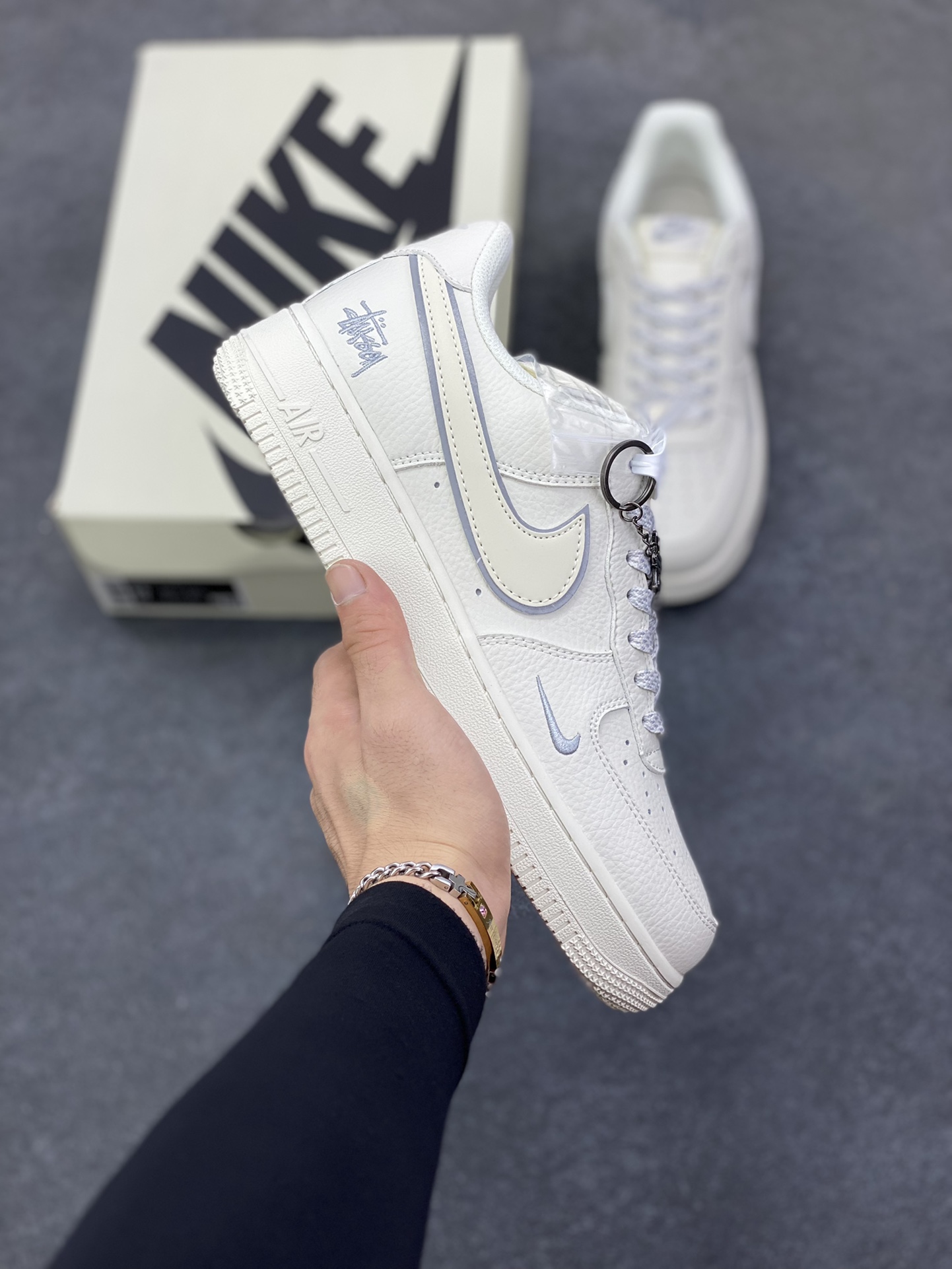 NIke Air Force 1 \’07 Low “斯图西联名——百搭米色”空军一号 低帮 运动鞋 休闲鞋 折边针车 工艺难度大 原楦头原纸板 原装鞋盒 定制五金配件 内置全掌气垫 原厂鞋底 货号：CS5288-034 尺码：36 36.5 37.5 38 38.5 39 40 40.5 41 42 42.5 43 44 44.5 45-选品中心
