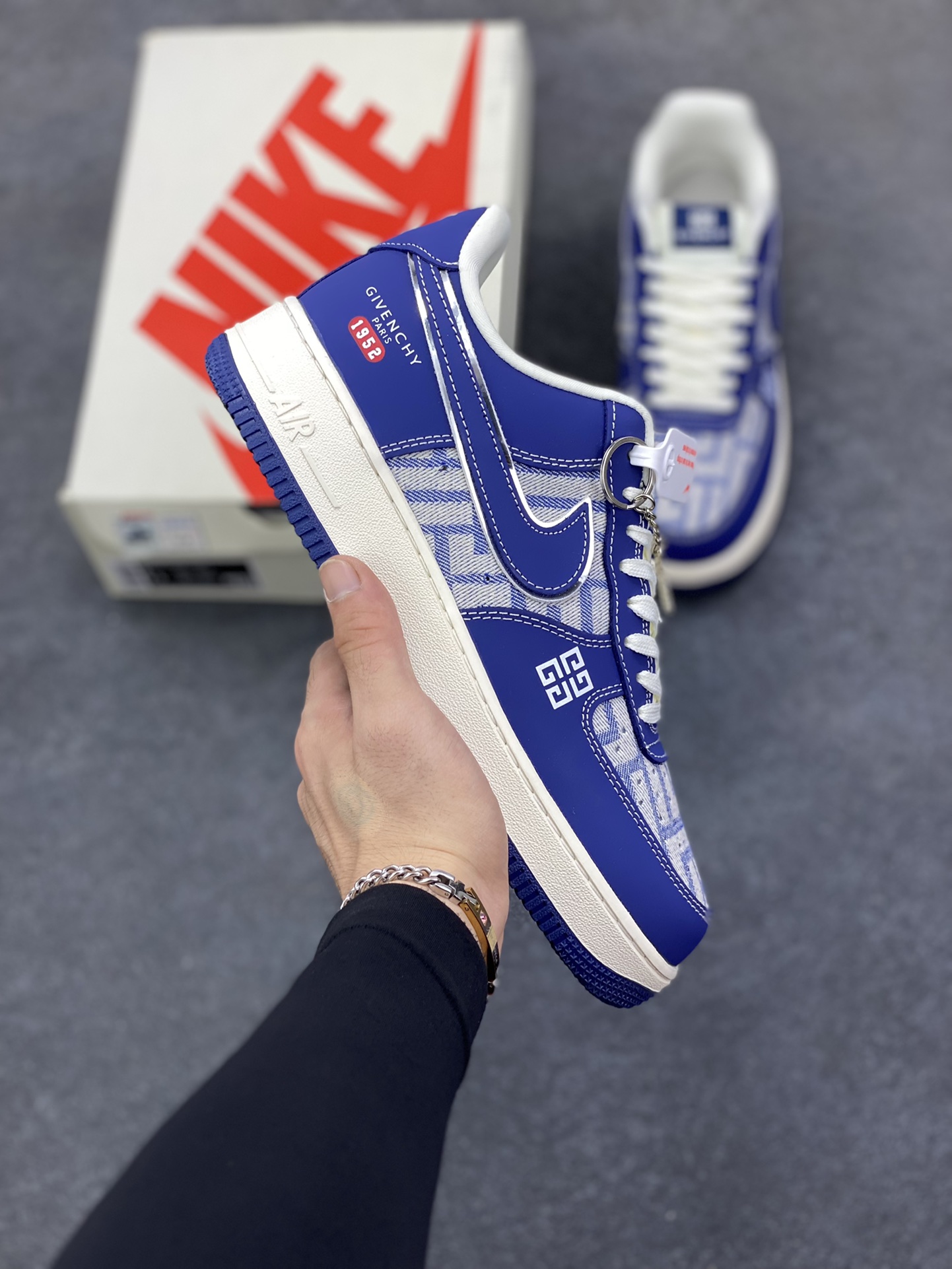 NIke Air Force 1 \'07 Low 纪梵希联名--深海幽蓝 空军一号低帮 运动鞋 休闲鞋 折边针车 工艺难度大 原楦头原纸板 高级牛仔 高端定制鞋盒 原厂鞋底 超高清洁度 细节完美 货号：DK0188-087 尺码：36 36.5 37.5 38 38.5 39 40 40.5 41 42 42.5 43 44 44.5 45-选品中心