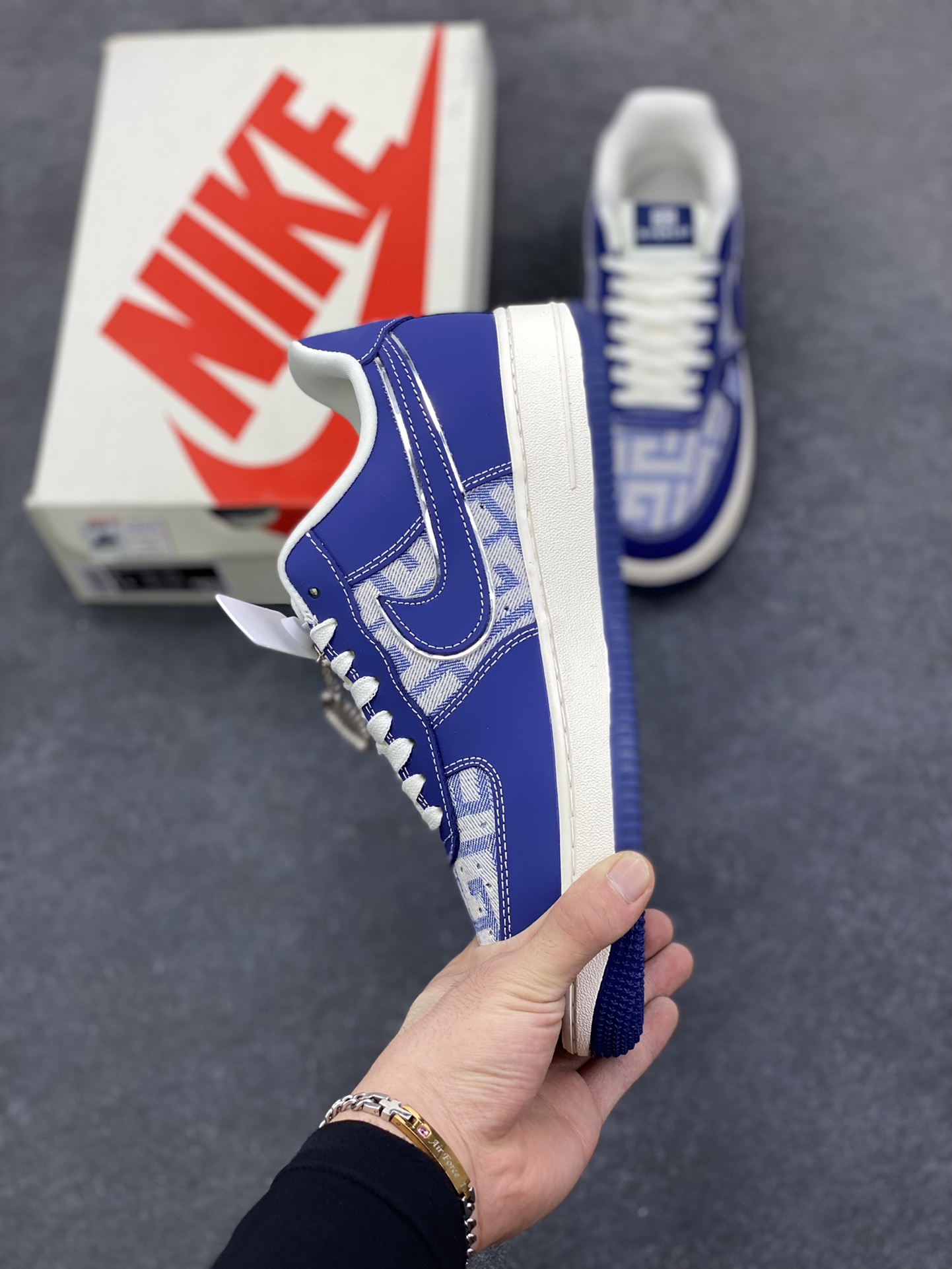 图片[3]-NIke Air Force 1 \’07 Low 纪梵希联名–深海幽蓝 空军一号低帮 运动鞋 休闲鞋 折边针车 工艺难度大 原楦头原纸板 高级牛仔 高端定制鞋盒 原厂鞋底 超高清洁度 细节完美 货号：DK0188-087 尺码：36 36.5 37.5 38 38.5 39 40 40.5 41 42 42.5 43 44 44.5 45-选品中心