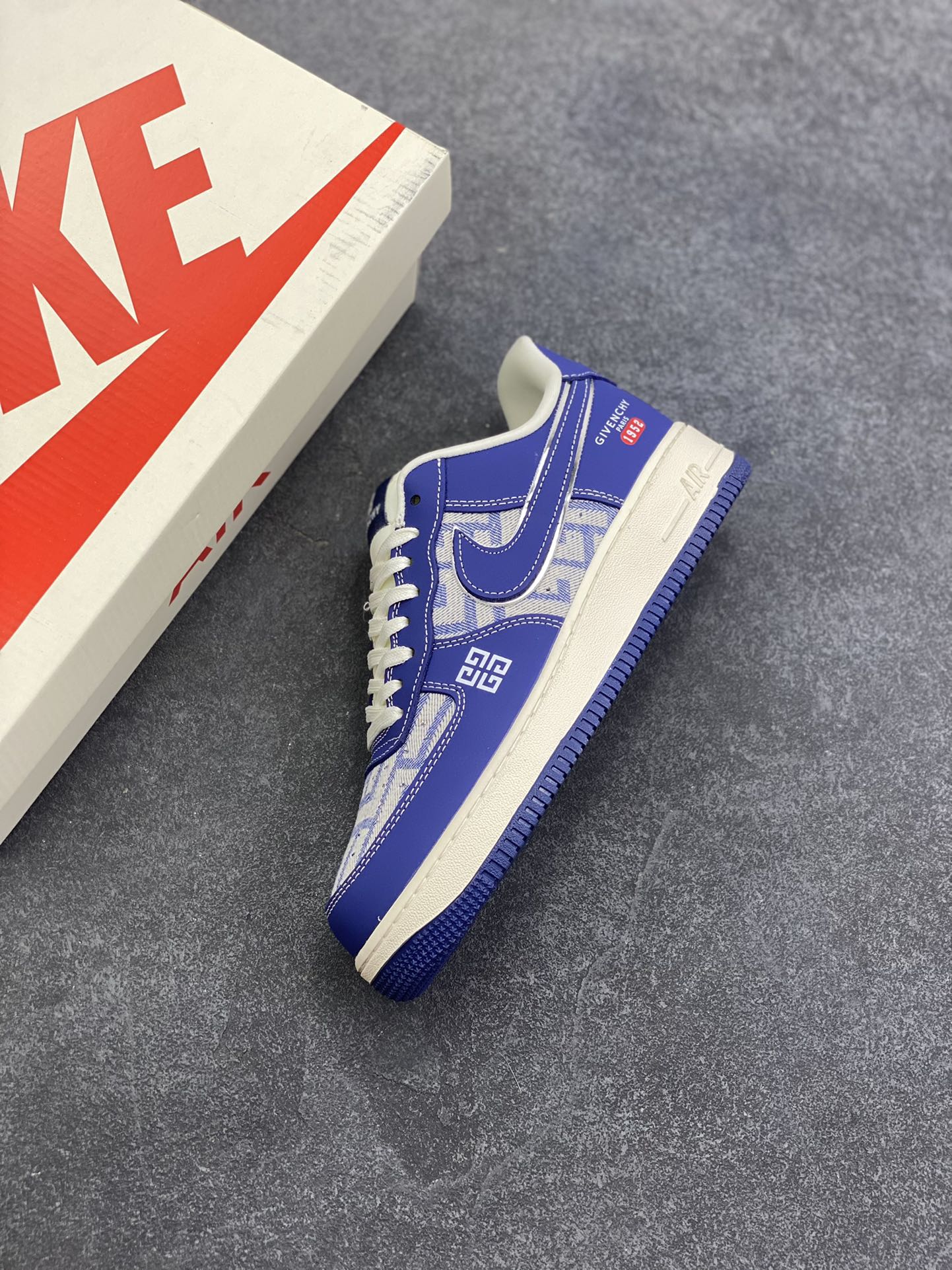 图片[7]-NIke Air Force 1 \’07 Low 纪梵希联名–深海幽蓝 空军一号低帮 运动鞋 休闲鞋 折边针车 工艺难度大 原楦头原纸板 高级牛仔 高端定制鞋盒 原厂鞋底 超高清洁度 细节完美 货号：DK0188-087 尺码：36 36.5 37.5 38 38.5 39 40 40.5 41 42 42.5 43 44 44.5 45-选品中心