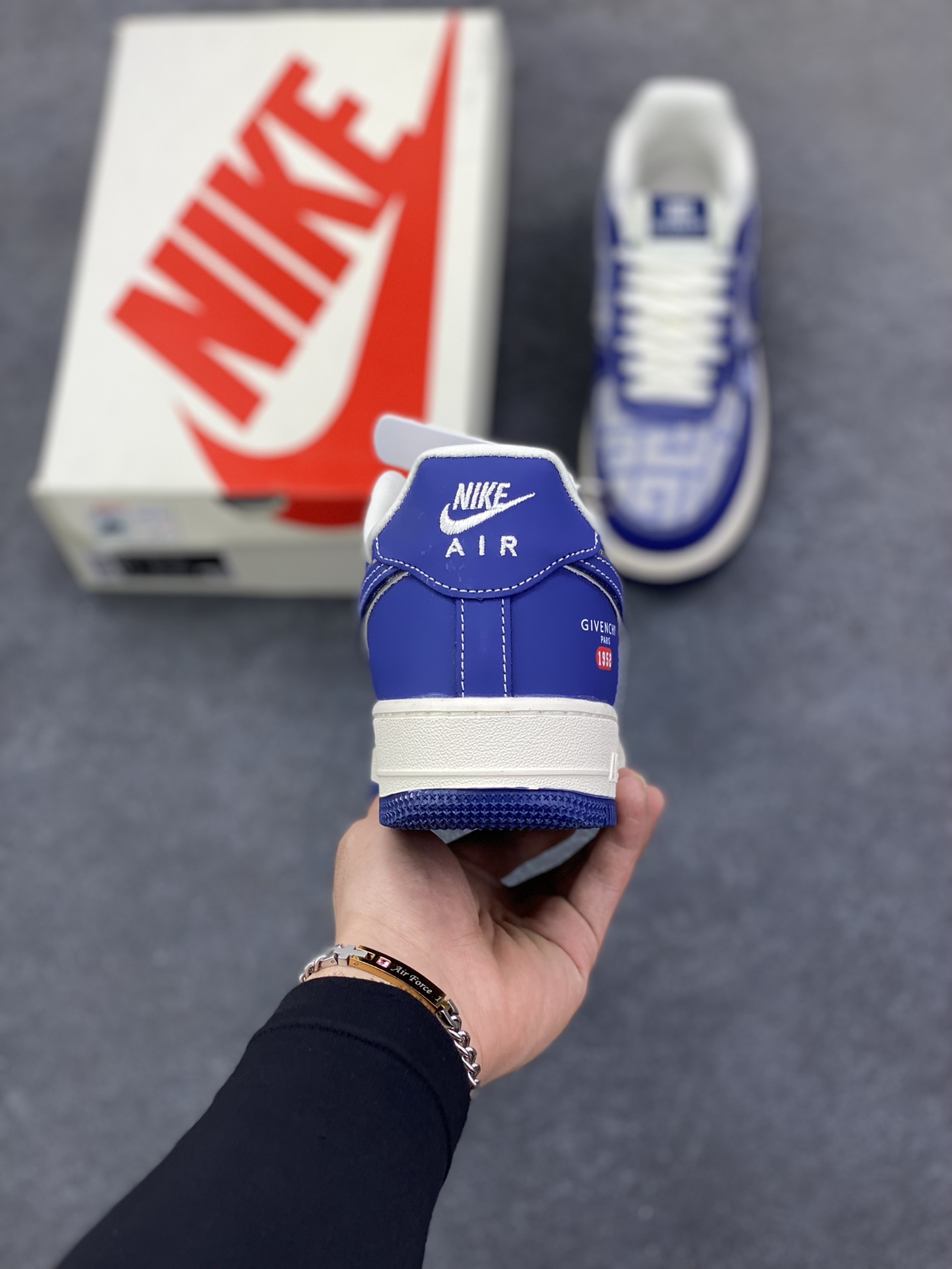 图片[4]-NIke Air Force 1 \’07 Low 纪梵希联名–深海幽蓝 空军一号低帮 运动鞋 休闲鞋 折边针车 工艺难度大 原楦头原纸板 高级牛仔 高端定制鞋盒 原厂鞋底 超高清洁度 细节完美 货号：DK0188-087 尺码：36 36.5 37.5 38 38.5 39 40 40.5 41 42 42.5 43 44 44.5 45-选品中心