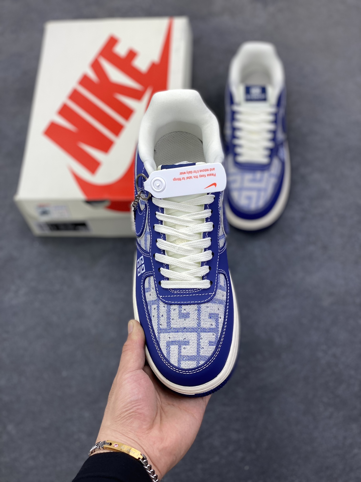 图片[2]-NIke Air Force 1 \’07 Low 纪梵希联名–深海幽蓝 空军一号低帮 运动鞋 休闲鞋 折边针车 工艺难度大 原楦头原纸板 高级牛仔 高端定制鞋盒 原厂鞋底 超高清洁度 细节完美 货号：DK0188-087 尺码：36 36.5 37.5 38 38.5 39 40 40.5 41 42 42.5 43 44 44.5 45-选品中心