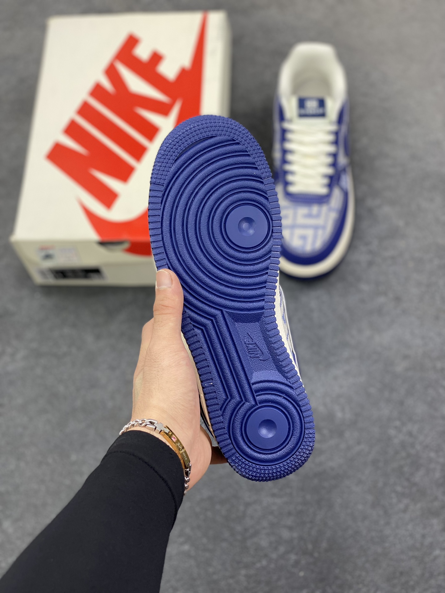 图片[5]-NIke Air Force 1 \’07 Low 纪梵希联名–深海幽蓝 空军一号低帮 运动鞋 休闲鞋 折边针车 工艺难度大 原楦头原纸板 高级牛仔 高端定制鞋盒 原厂鞋底 超高清洁度 细节完美 货号：DK0188-087 尺码：36 36.5 37.5 38 38.5 39 40 40.5 41 42 42.5 43 44 44.5 45-选品中心