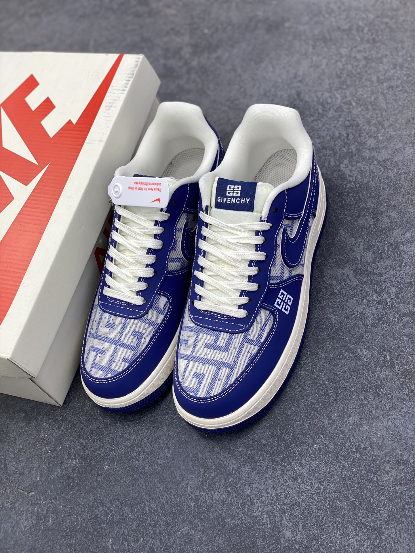 图片[8]-NIke Air Force 1 \’07 Low 纪梵希联名–深海幽蓝 空军一号低帮 运动鞋 休闲鞋 折边针车 工艺难度大 原楦头原纸板 高级牛仔 高端定制鞋盒 原厂鞋底 超高清洁度 细节完美 货号：DK0188-087 尺码：36 36.5 37.5 38 38.5 39 40 40.5 41 42 42.5 43 44 44.5 45-选品中心