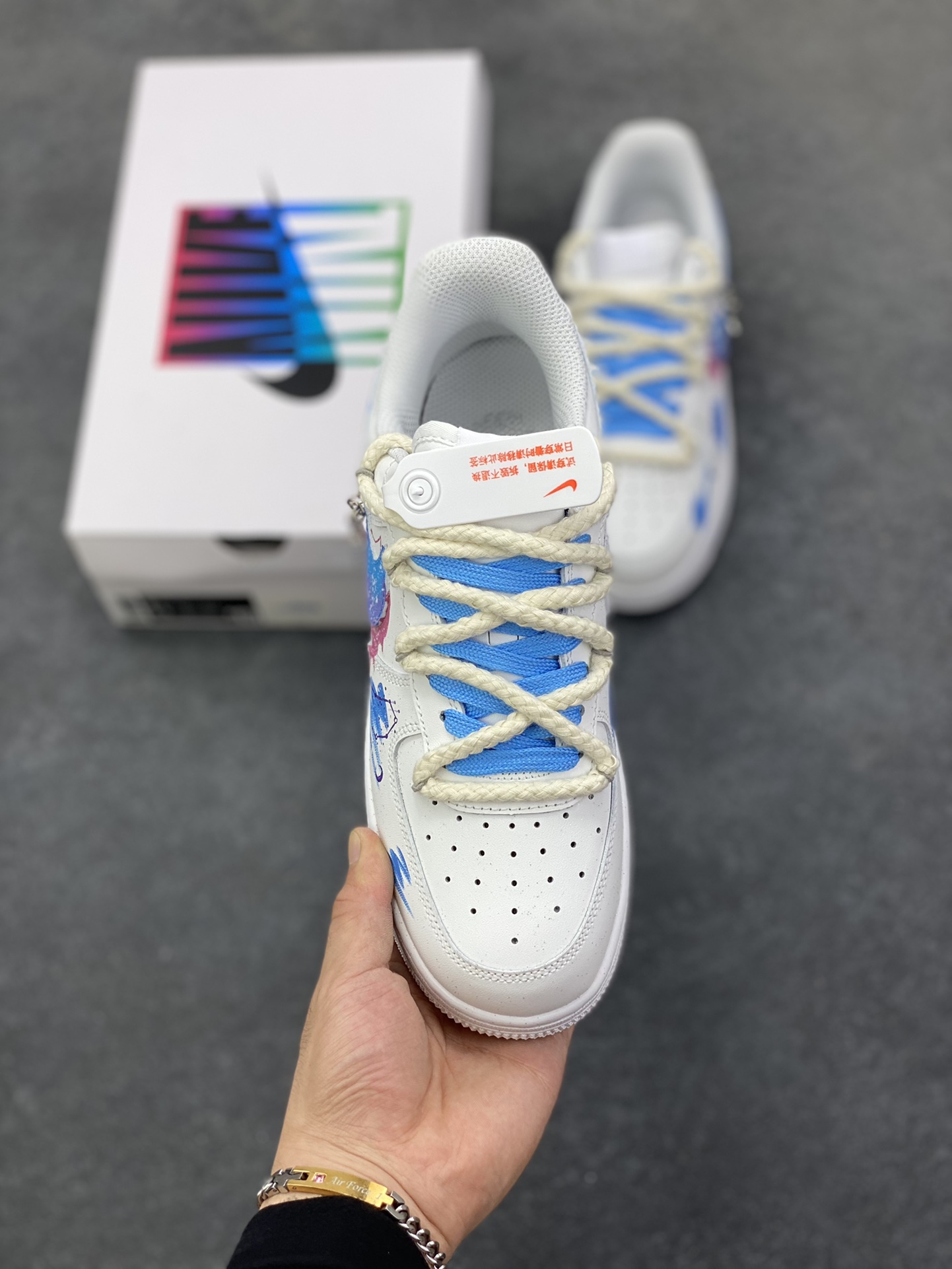 图片[2]-手绘涂鸦“天秤座”十二星座系列 Nike Air Force 1 “Libra”空军一号定制板鞋 以天秤座为灵感核心。鞋身通过创意手绘，将星空元素与代表天秤的符号、色彩巧妙融合，蓝粉等色调交织，似把天秤座的浪漫与平衡感，在鞋面上精心晕染。简约的版型，适配潮流时尚与学院风等多种风格，无论是日常出街，还是校园穿搭，都能轻松成为吸睛焦点，为鞋迷们带来独特的星座潮流体验 货号：星座9231023 尺码：36 36.5 37.5 38 38.5 39 40 40.5 41 42 42.5 43 44 44.5 45-选品中心
