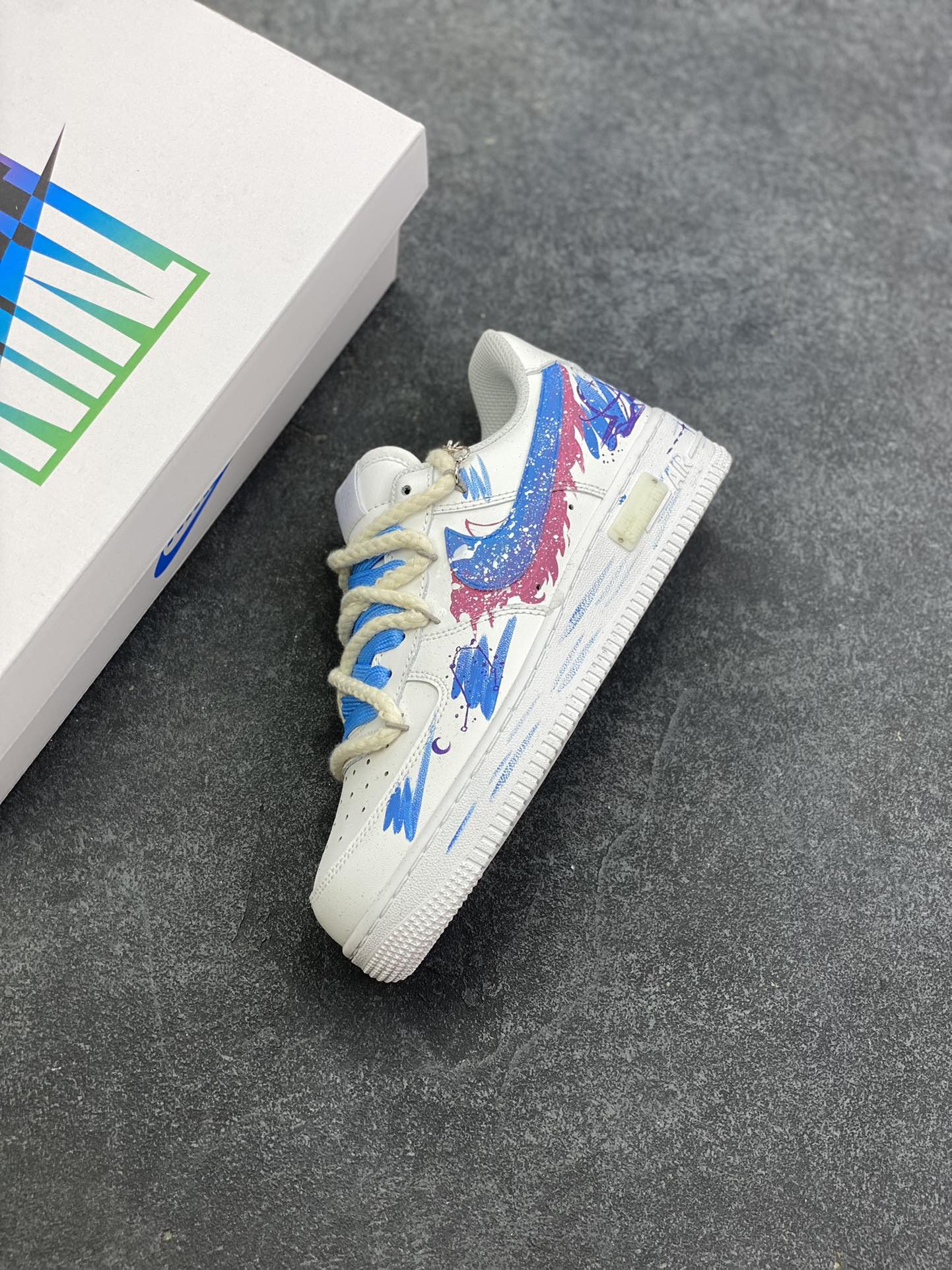 图片[7]-手绘涂鸦“天秤座”十二星座系列 Nike Air Force 1 “Libra”空军一号定制板鞋 以天秤座为灵感核心。鞋身通过创意手绘，将星空元素与代表天秤的符号、色彩巧妙融合，蓝粉等色调交织，似把天秤座的浪漫与平衡感，在鞋面上精心晕染。简约的版型，适配潮流时尚与学院风等多种风格，无论是日常出街，还是校园穿搭，都能轻松成为吸睛焦点，为鞋迷们带来独特的星座潮流体验 货号：星座9231023 尺码：36 36.5 37.5 38 38.5 39 40 40.5 41 42 42.5 43 44 44.5 45-选品中心