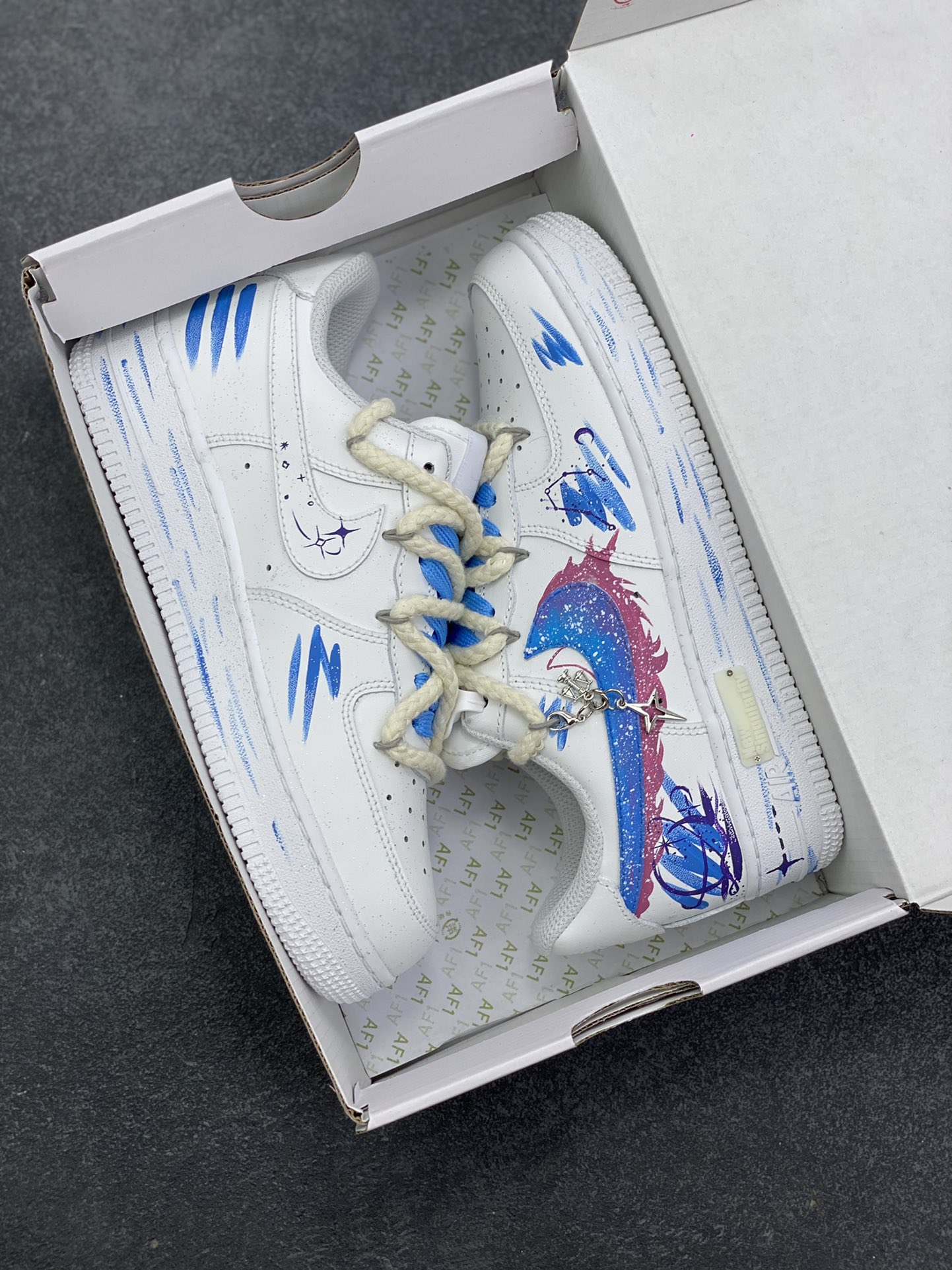 图片[9]-手绘涂鸦“天秤座”十二星座系列 Nike Air Force 1 “Libra”空军一号定制板鞋 以天秤座为灵感核心。鞋身通过创意手绘，将星空元素与代表天秤的符号、色彩巧妙融合，蓝粉等色调交织，似把天秤座的浪漫与平衡感，在鞋面上精心晕染。简约的版型，适配潮流时尚与学院风等多种风格，无论是日常出街，还是校园穿搭，都能轻松成为吸睛焦点，为鞋迷们带来独特的星座潮流体验 货号：星座9231023 尺码：36 36.5 37.5 38 38.5 39 40 40.5 41 42 42.5 43 44 44.5 45-选品中心