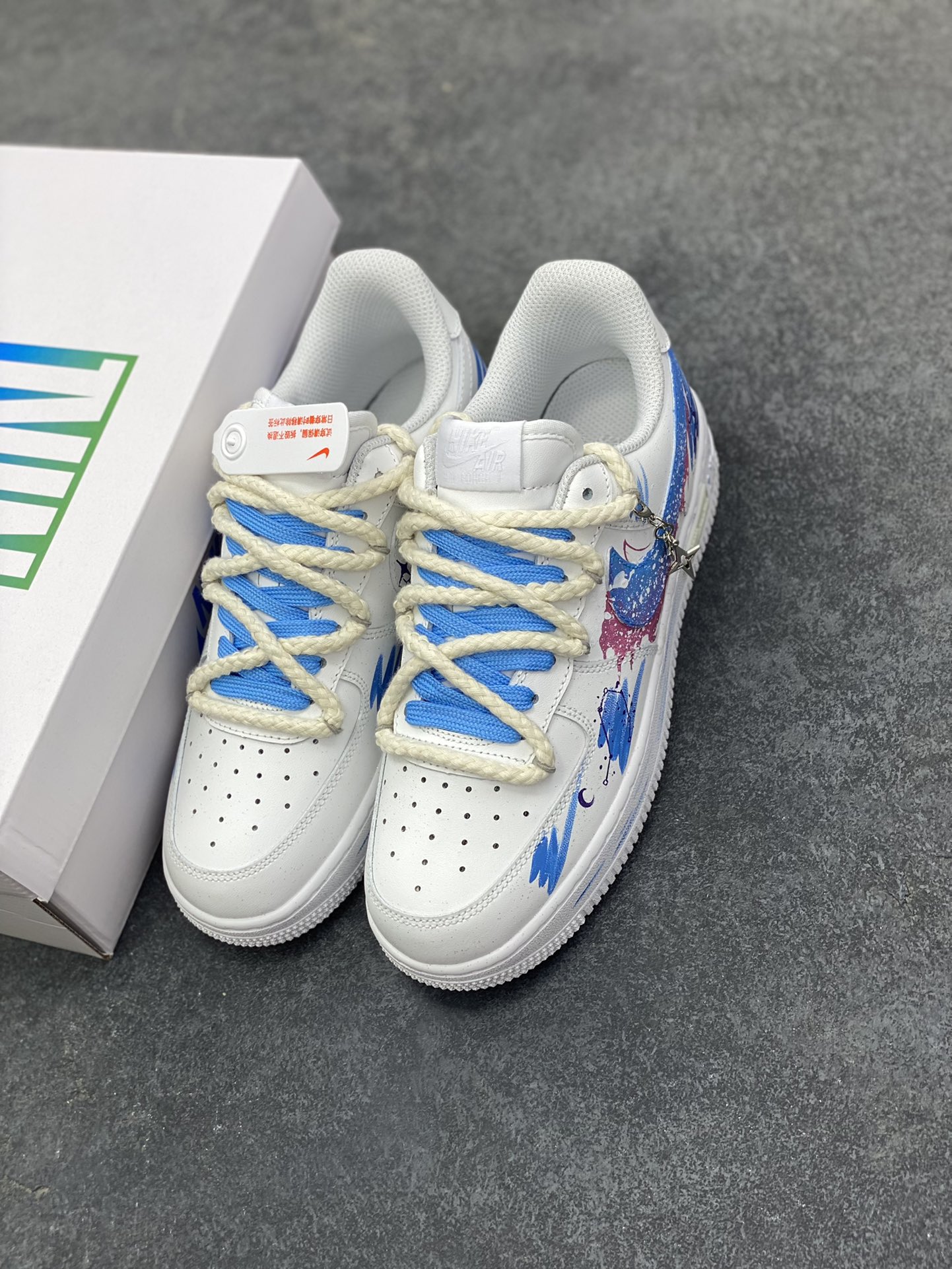 图片[8]-手绘涂鸦“天秤座”十二星座系列 Nike Air Force 1 “Libra”空军一号定制板鞋 以天秤座为灵感核心。鞋身通过创意手绘，将星空元素与代表天秤的符号、色彩巧妙融合，蓝粉等色调交织，似把天秤座的浪漫与平衡感，在鞋面上精心晕染。简约的版型，适配潮流时尚与学院风等多种风格，无论是日常出街，还是校园穿搭，都能轻松成为吸睛焦点，为鞋迷们带来独特的星座潮流体验 货号：星座9231023 尺码：36 36.5 37.5 38 38.5 39 40 40.5 41 42 42.5 43 44 44.5 45-选品中心