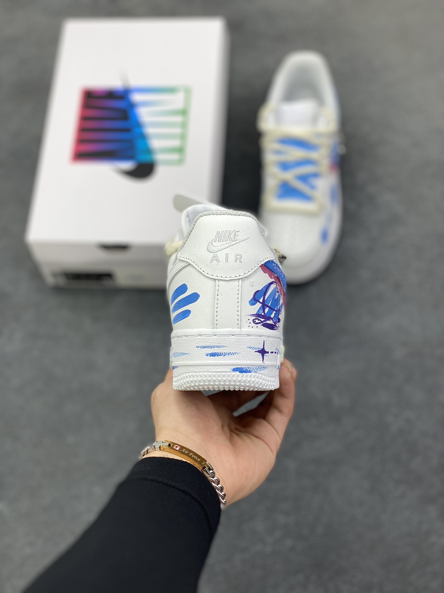 图片[4]-手绘涂鸦“天秤座”十二星座系列 Nike Air Force 1 “Libra”空军一号定制板鞋 以天秤座为灵感核心。鞋身通过创意手绘，将星空元素与代表天秤的符号、色彩巧妙融合，蓝粉等色调交织，似把天秤座的浪漫与平衡感，在鞋面上精心晕染。简约的版型，适配潮流时尚与学院风等多种风格，无论是日常出街，还是校园穿搭，都能轻松成为吸睛焦点，为鞋迷们带来独特的星座潮流体验 货号：星座9231023 尺码：36 36.5 37.5 38 38.5 39 40 40.5 41 42 42.5 43 44 44.5 45-选品中心