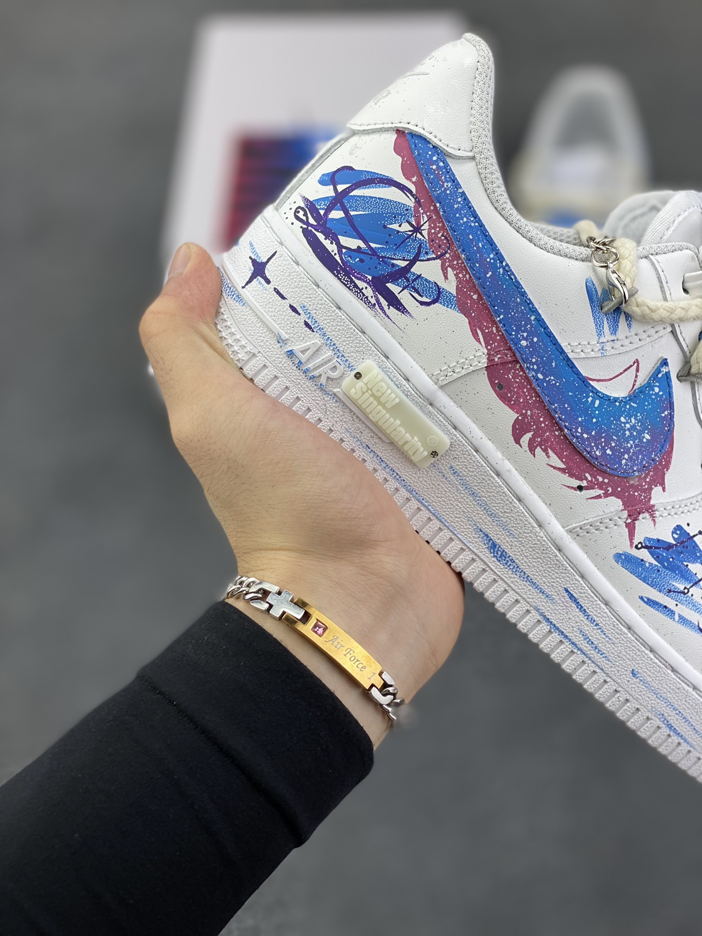 图片[6]-手绘涂鸦“天秤座”十二星座系列 Nike Air Force 1 “Libra”空军一号定制板鞋 以天秤座为灵感核心。鞋身通过创意手绘，将星空元素与代表天秤的符号、色彩巧妙融合，蓝粉等色调交织，似把天秤座的浪漫与平衡感，在鞋面上精心晕染。简约的版型，适配潮流时尚与学院风等多种风格，无论是日常出街，还是校园穿搭，都能轻松成为吸睛焦点，为鞋迷们带来独特的星座潮流体验 货号：星座9231023 尺码：36 36.5 37.5 38 38.5 39 40 40.5 41 42 42.5 43 44 44.5 45-选品中心