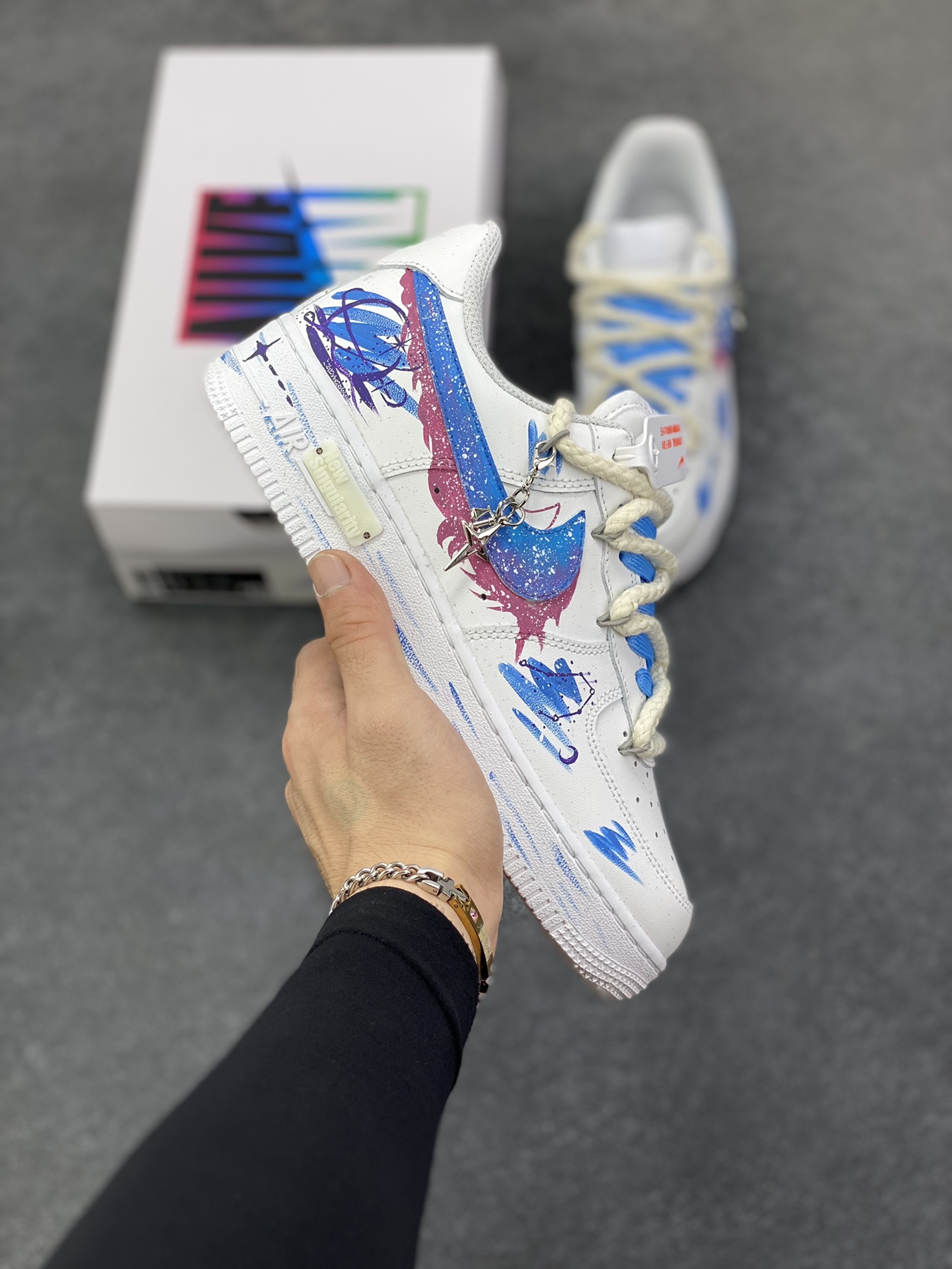 手绘涂鸦“天秤座”十二星座系列 Nike Air Force 1 “Libra”空军一号定制板鞋 以天秤座为灵感核心。鞋身通过创意手绘，将星空元素与代表天秤的符号、色彩巧妙融合，蓝粉等色调交织，似把天秤座的浪漫与平衡感，在鞋面上精心晕染。简约的版型，适配潮流时尚与学院风等多种风格，无论是日常出街，还是校园穿搭，都能轻松成为吸睛焦点，为鞋迷们带来独特的星座潮流体验 货号：星座9231023 尺码：36 36.5 37.5 38 38.5 39 40 40.5 41 42 42.5 43 44 44.5 45-选品中心