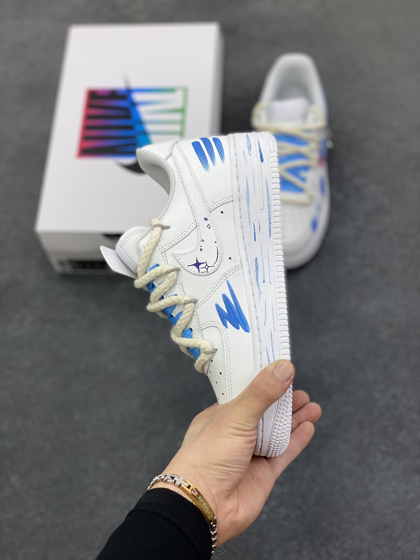 图片[3]-手绘涂鸦“天秤座”十二星座系列 Nike Air Force 1 “Libra”空军一号定制板鞋 以天秤座为灵感核心。鞋身通过创意手绘，将星空元素与代表天秤的符号、色彩巧妙融合，蓝粉等色调交织，似把天秤座的浪漫与平衡感，在鞋面上精心晕染。简约的版型，适配潮流时尚与学院风等多种风格，无论是日常出街，还是校园穿搭，都能轻松成为吸睛焦点，为鞋迷们带来独特的星座潮流体验 货号：星座9231023 尺码：36 36.5 37.5 38 38.5 39 40 40.5 41 42 42.5 43 44 44.5 45-选品中心