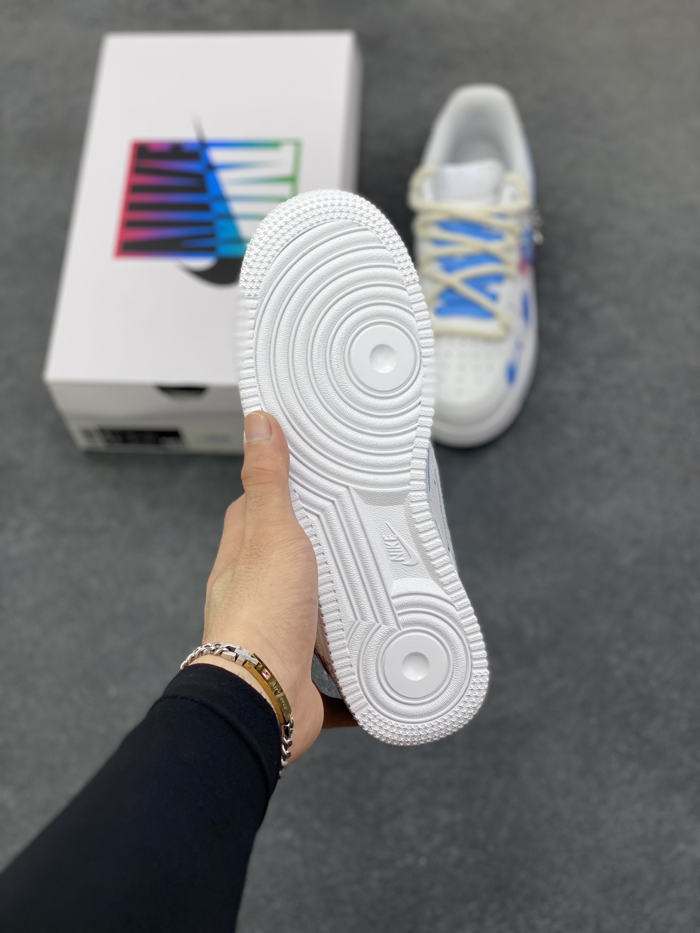 图片[5]-手绘涂鸦“天秤座”十二星座系列 Nike Air Force 1 “Libra”空军一号定制板鞋 以天秤座为灵感核心。鞋身通过创意手绘，将星空元素与代表天秤的符号、色彩巧妙融合，蓝粉等色调交织，似把天秤座的浪漫与平衡感，在鞋面上精心晕染。简约的版型，适配潮流时尚与学院风等多种风格，无论是日常出街，还是校园穿搭，都能轻松成为吸睛焦点，为鞋迷们带来独特的星座潮流体验 货号：星座9231023 尺码：36 36.5 37.5 38 38.5 39 40 40.5 41 42 42.5 43 44 44.5 45-选品中心