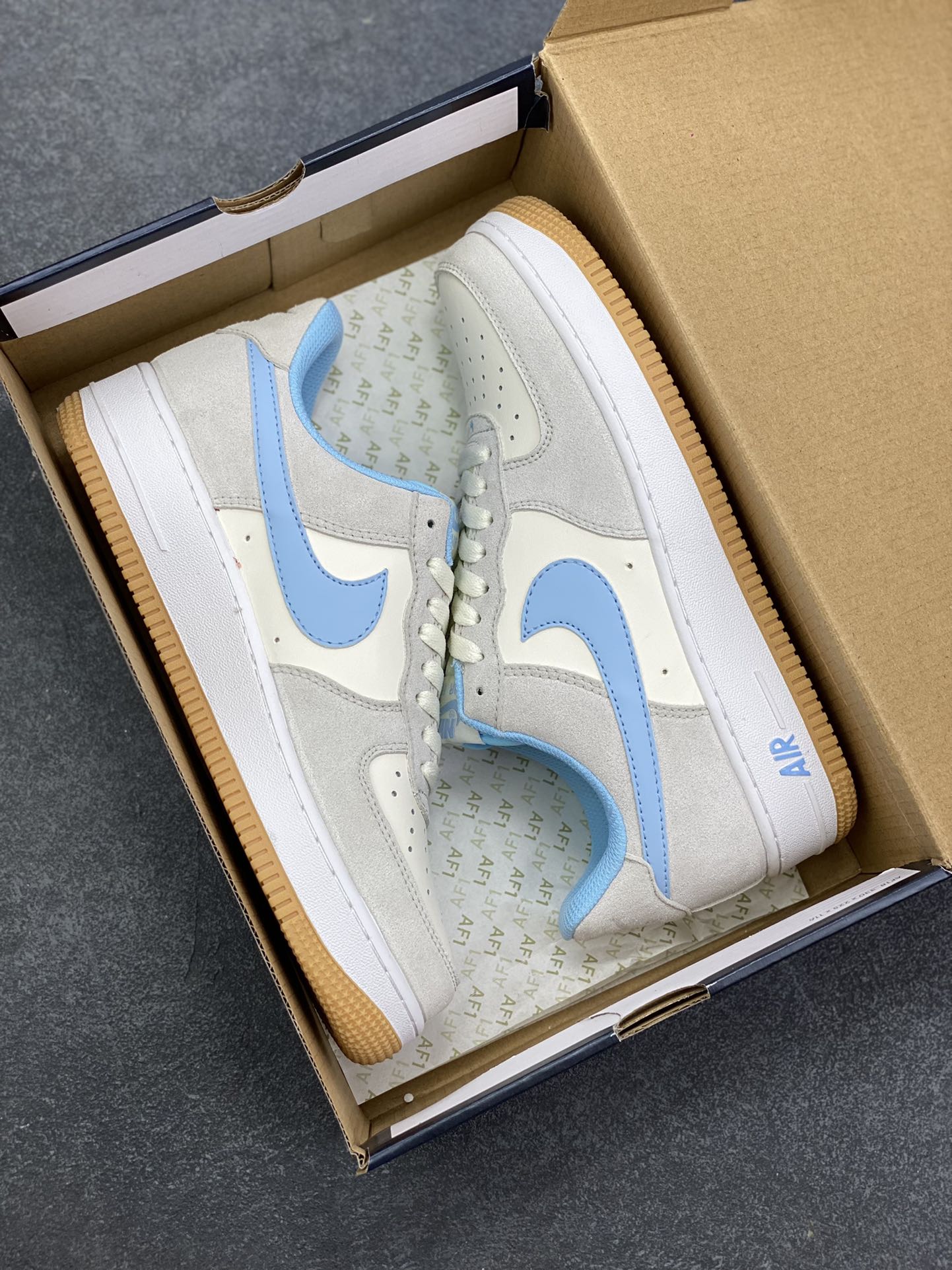 图片[9]-福利特价 Nike Air Force 1 Low 灰蓝勾生胶 原楦头原纸板 打造纯正空军版型 专注外贸渠道 全掌内置蜂窝气垫 原盒配件 原厂中底钢印、拉帮完美 货号：IB6388-002 尺码：36 36.5 37.5 38 38.5 39 40 40.5 41 42 42.5 43 44 44.5 45-选品中心