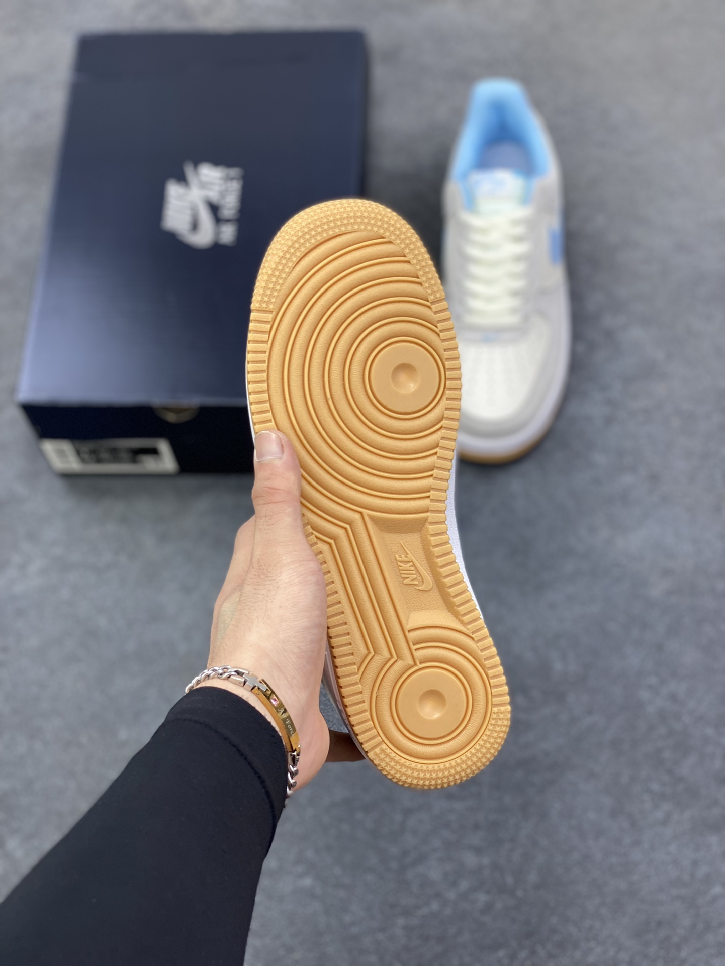 图片[5]-福利特价 Nike Air Force 1 Low 灰蓝勾生胶 原楦头原纸板 打造纯正空军版型 专注外贸渠道 全掌内置蜂窝气垫 原盒配件 原厂中底钢印、拉帮完美 货号：IB6388-002 尺码：36 36.5 37.5 38 38.5 39 40 40.5 41 42 42.5 43 44 44.5 45-选品中心