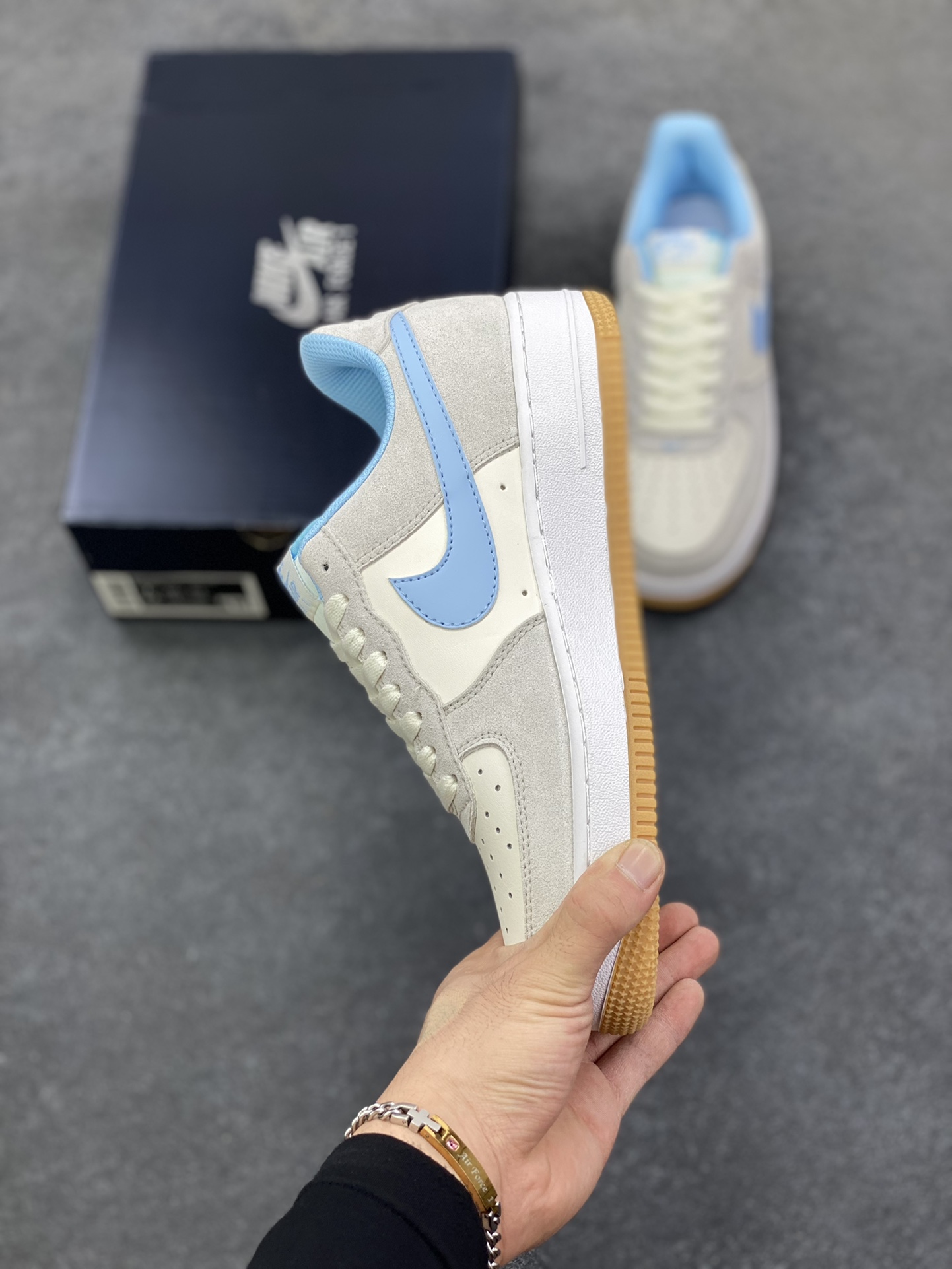 图片[3]-福利特价 Nike Air Force 1 Low 灰蓝勾生胶 原楦头原纸板 打造纯正空军版型 专注外贸渠道 全掌内置蜂窝气垫 原盒配件 原厂中底钢印、拉帮完美 货号：IB6388-002 尺码：36 36.5 37.5 38 38.5 39 40 40.5 41 42 42.5 43 44 44.5 45-选品中心