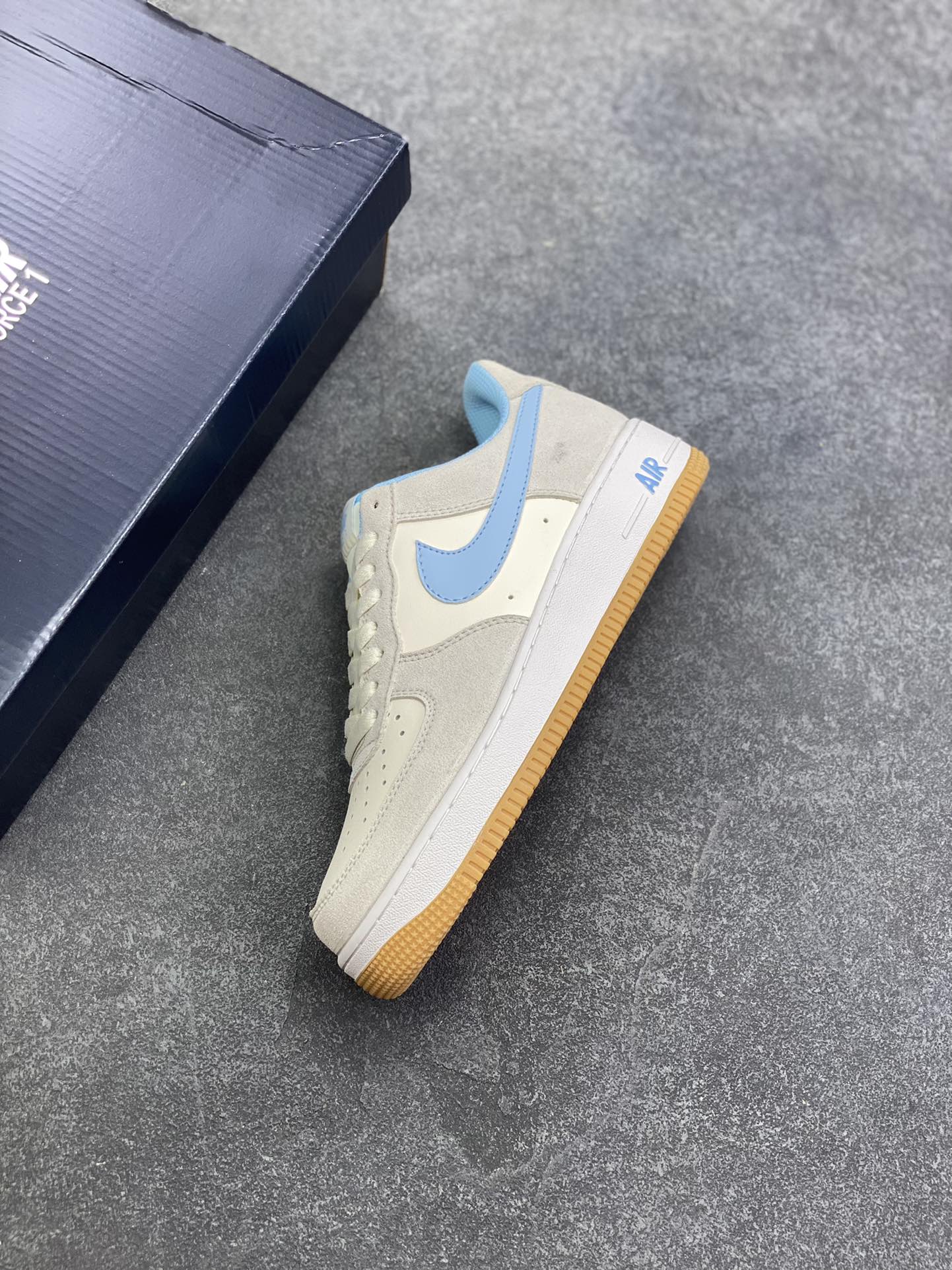 图片[7]-福利特价 Nike Air Force 1 Low 灰蓝勾生胶 原楦头原纸板 打造纯正空军版型 专注外贸渠道 全掌内置蜂窝气垫 原盒配件 原厂中底钢印、拉帮完美 货号：IB6388-002 尺码：36 36.5 37.5 38 38.5 39 40 40.5 41 42 42.5 43 44 44.5 45-选品中心