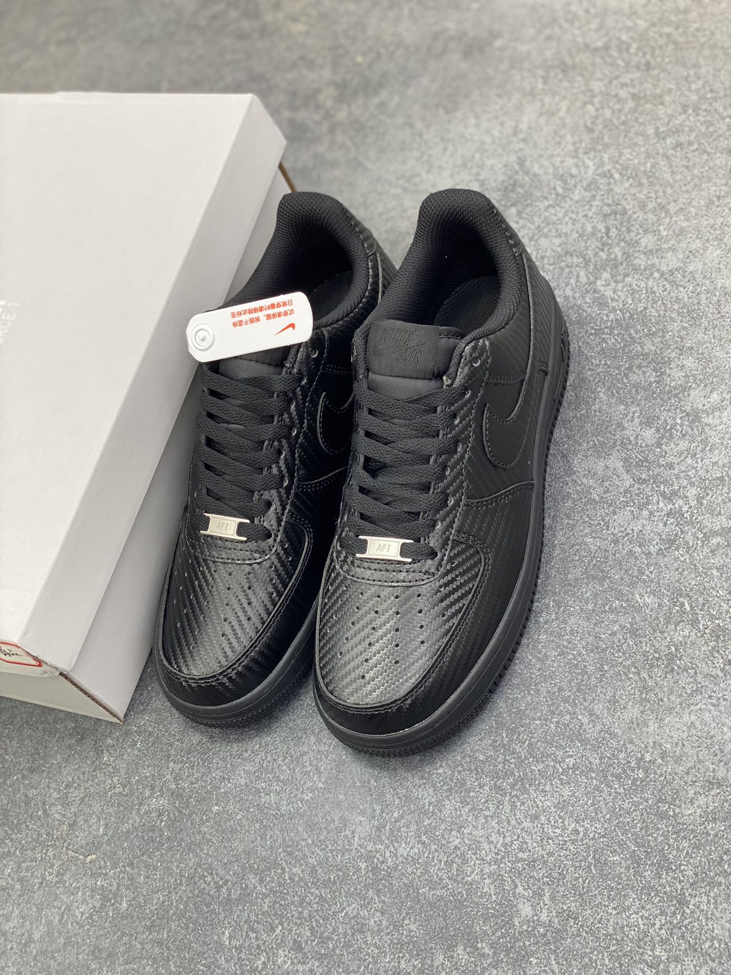 图片[8]-NK Air Force 1 空军一号 碳纤维全黑 原楦头原纸板 打造纯正空军版型#专注外贸渠道 全掌内置蜂窝气垫 #原盒配件 原厂中底钢印、拉帮完美 货号：HF2886-001 尺码：36 36.5 37.5 38 38.5 39 40 40.5 41 42 42.5 43 44 44.5 45-选品中心