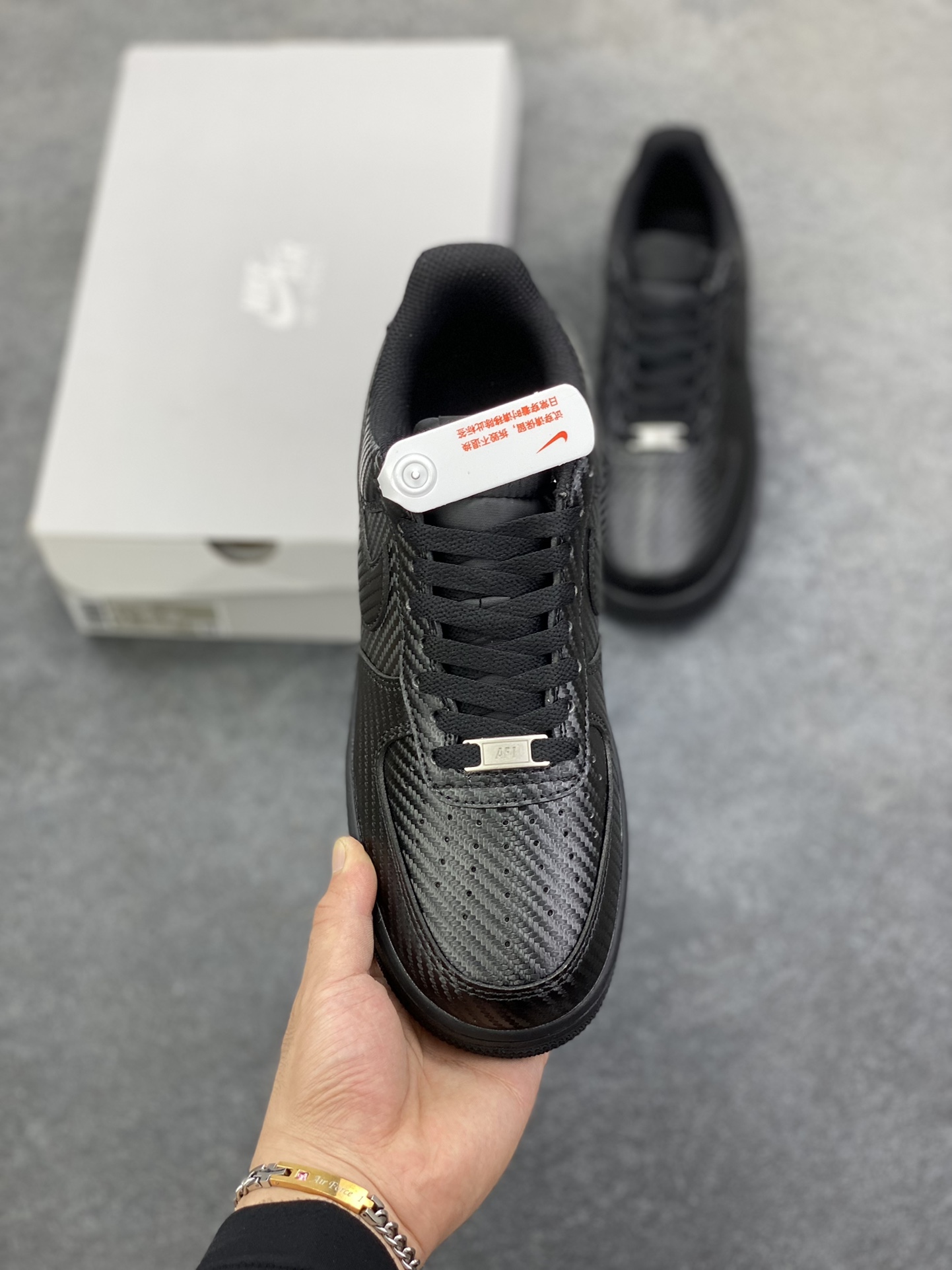 图片[2]-NK Air Force 1 空军一号 碳纤维全黑 原楦头原纸板 打造纯正空军版型#专注外贸渠道 全掌内置蜂窝气垫 #原盒配件 原厂中底钢印、拉帮完美 货号：HF2886-001 尺码：36 36.5 37.5 38 38.5 39 40 40.5 41 42 42.5 43 44 44.5 45-选品中心