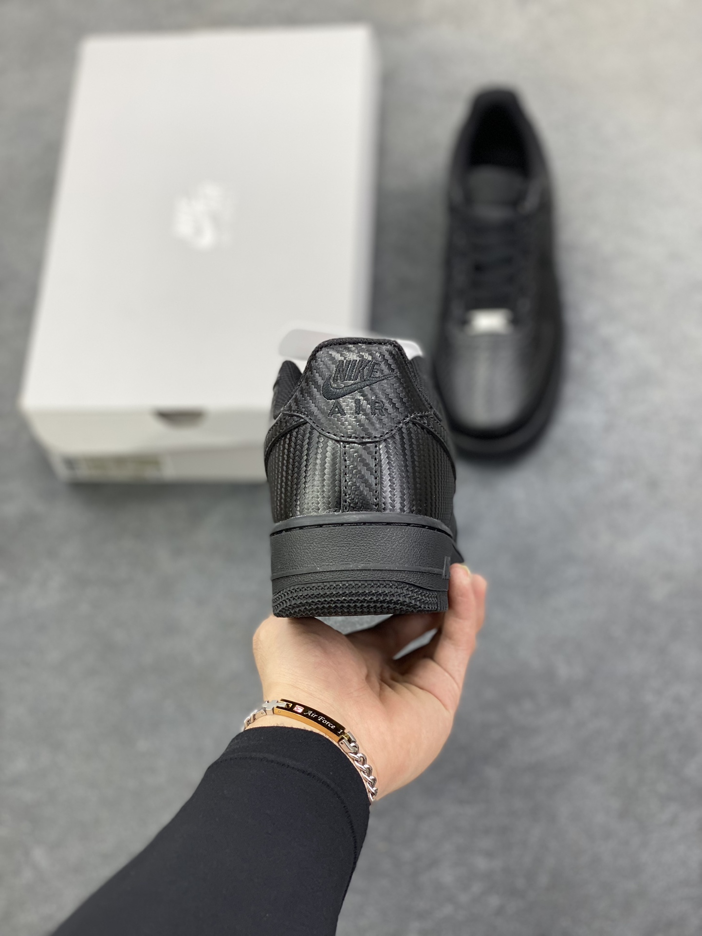 图片[4]-NK Air Force 1 空军一号 碳纤维全黑 原楦头原纸板 打造纯正空军版型#专注外贸渠道 全掌内置蜂窝气垫 #原盒配件 原厂中底钢印、拉帮完美 货号：HF2886-001 尺码：36 36.5 37.5 38 38.5 39 40 40.5 41 42 42.5 43 44 44.5 45-选品中心