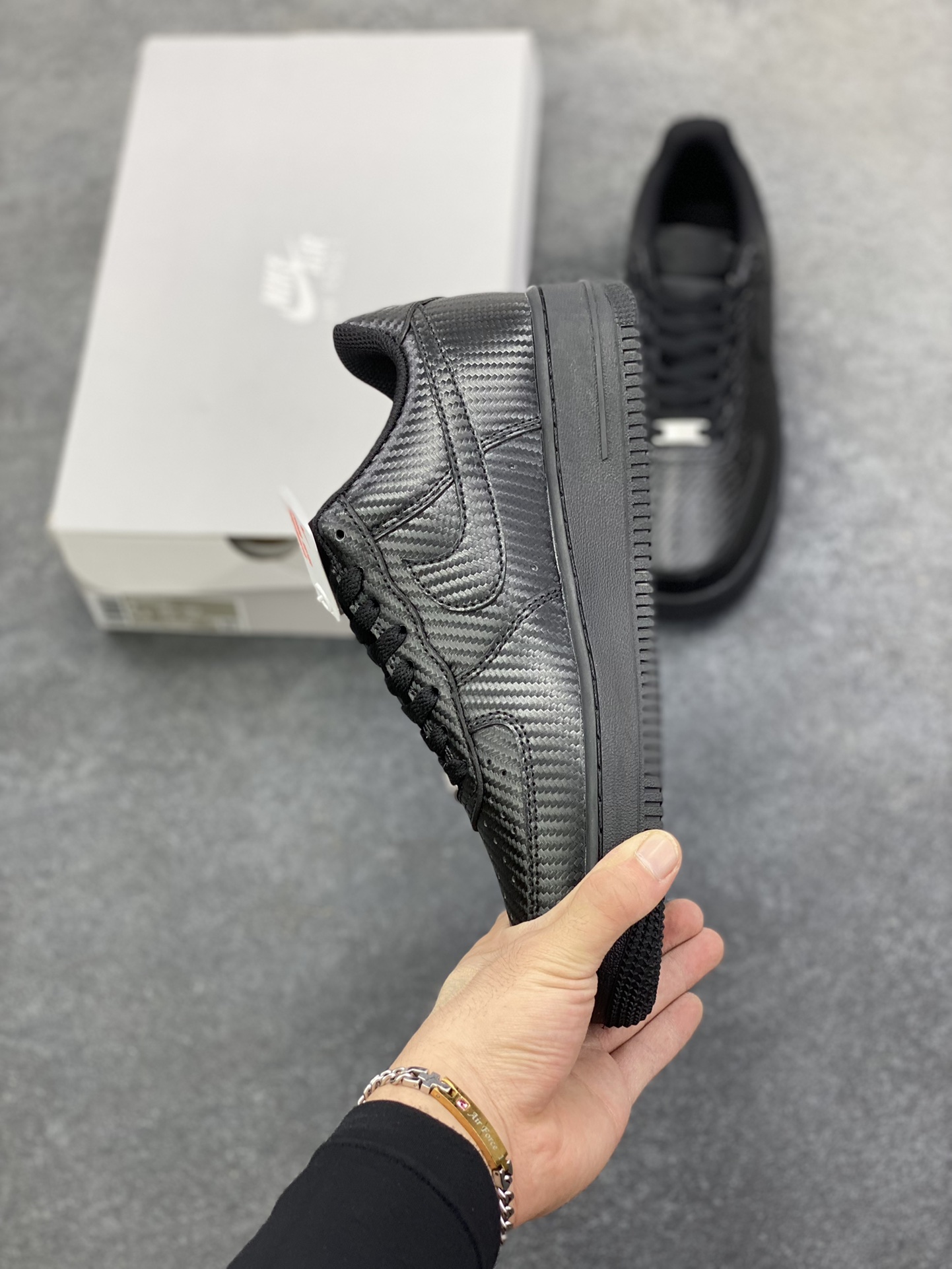 图片[3]-NK Air Force 1 空军一号 碳纤维全黑 原楦头原纸板 打造纯正空军版型#专注外贸渠道 全掌内置蜂窝气垫 #原盒配件 原厂中底钢印、拉帮完美 货号：HF2886-001 尺码：36 36.5 37.5 38 38.5 39 40 40.5 41 42 42.5 43 44 44.5 45-选品中心