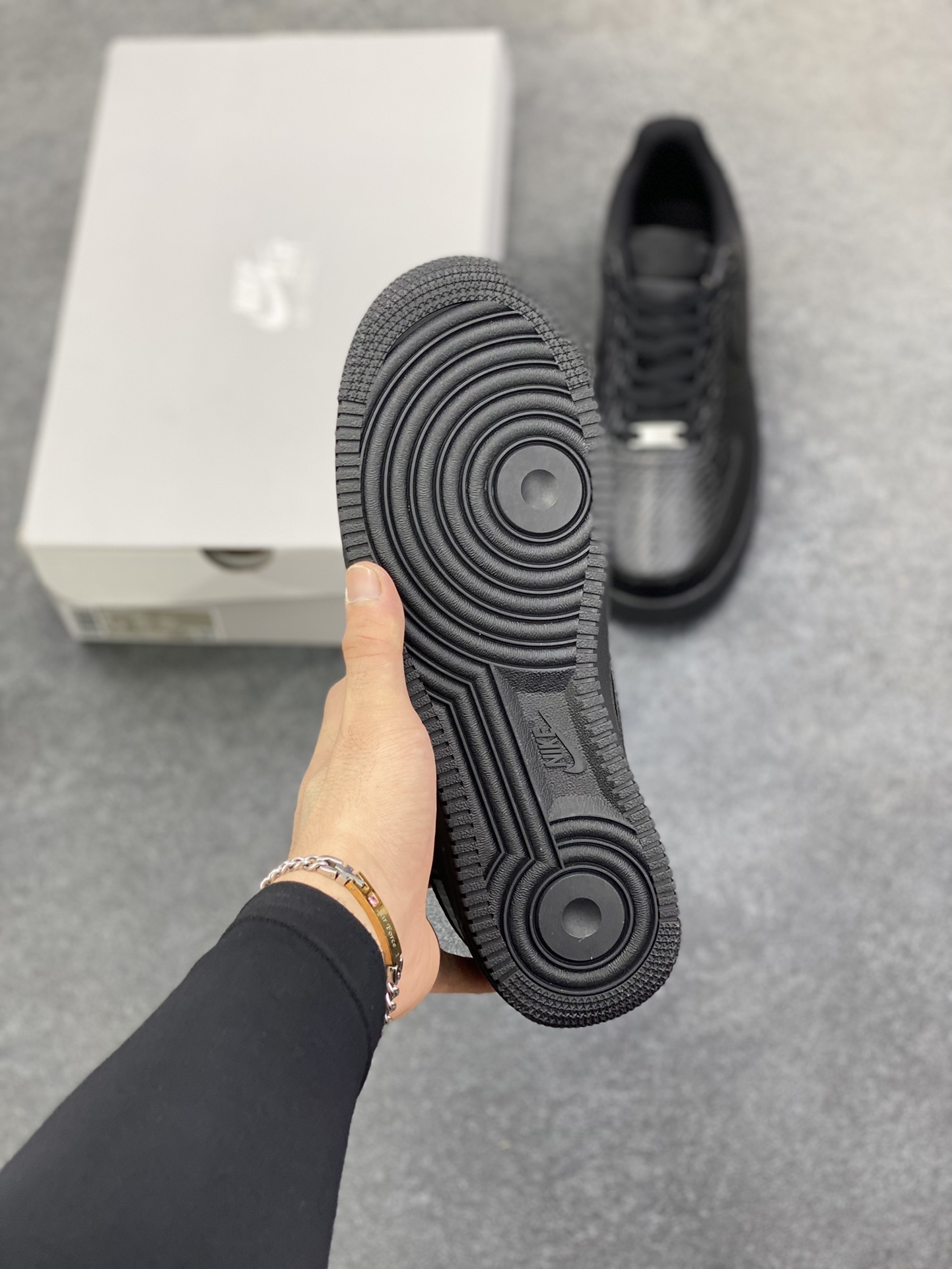 图片[5]-NK Air Force 1 空军一号 碳纤维全黑 原楦头原纸板 打造纯正空军版型#专注外贸渠道 全掌内置蜂窝气垫 #原盒配件 原厂中底钢印、拉帮完美 货号：HF2886-001 尺码：36 36.5 37.5 38 38.5 39 40 40.5 41 42 42.5 43 44 44.5 45-选品中心