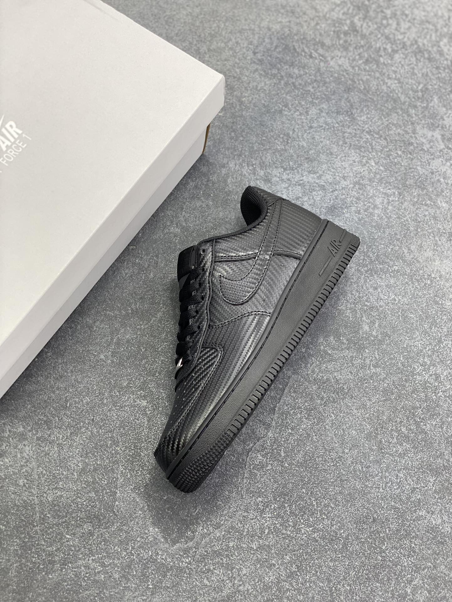图片[7]-NK Air Force 1 空军一号 碳纤维全黑 原楦头原纸板 打造纯正空军版型#专注外贸渠道 全掌内置蜂窝气垫 #原盒配件 原厂中底钢印、拉帮完美 货号：HF2886-001 尺码：36 36.5 37.5 38 38.5 39 40 40.5 41 42 42.5 43 44 44.5 45-选品中心